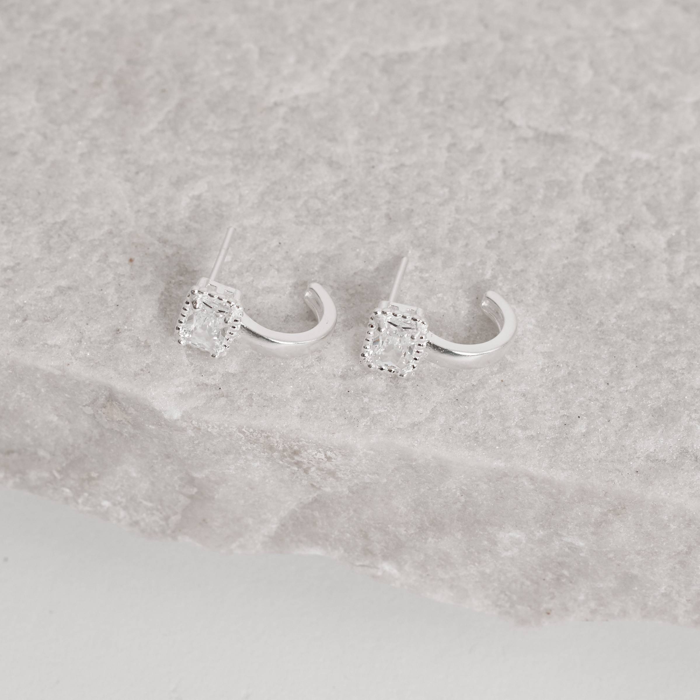 Imagem Secundária Brinco meia argola com zircônia retangular 15mm tarraxa