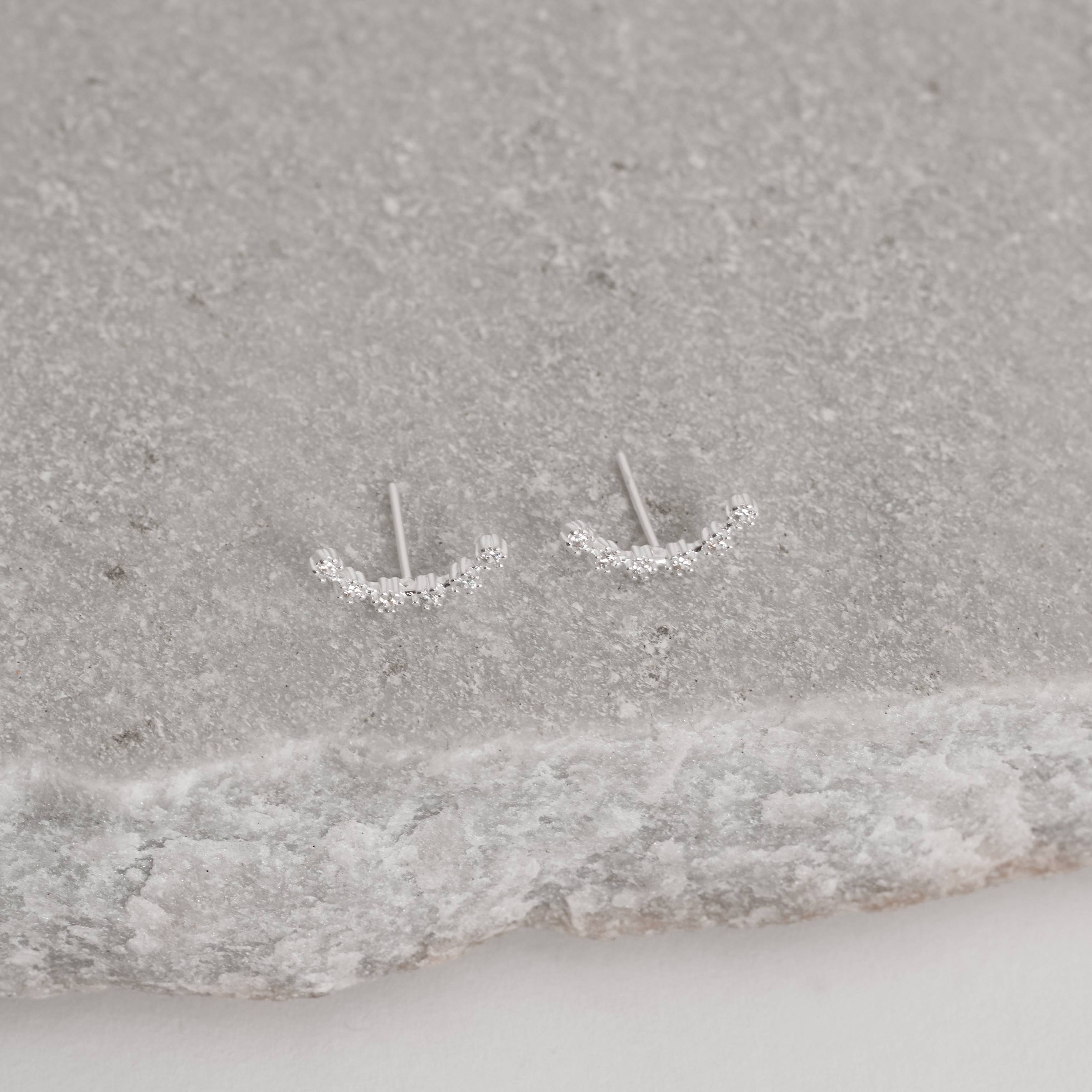 Imagem Secundária Brinco curva com zircônias 15mm