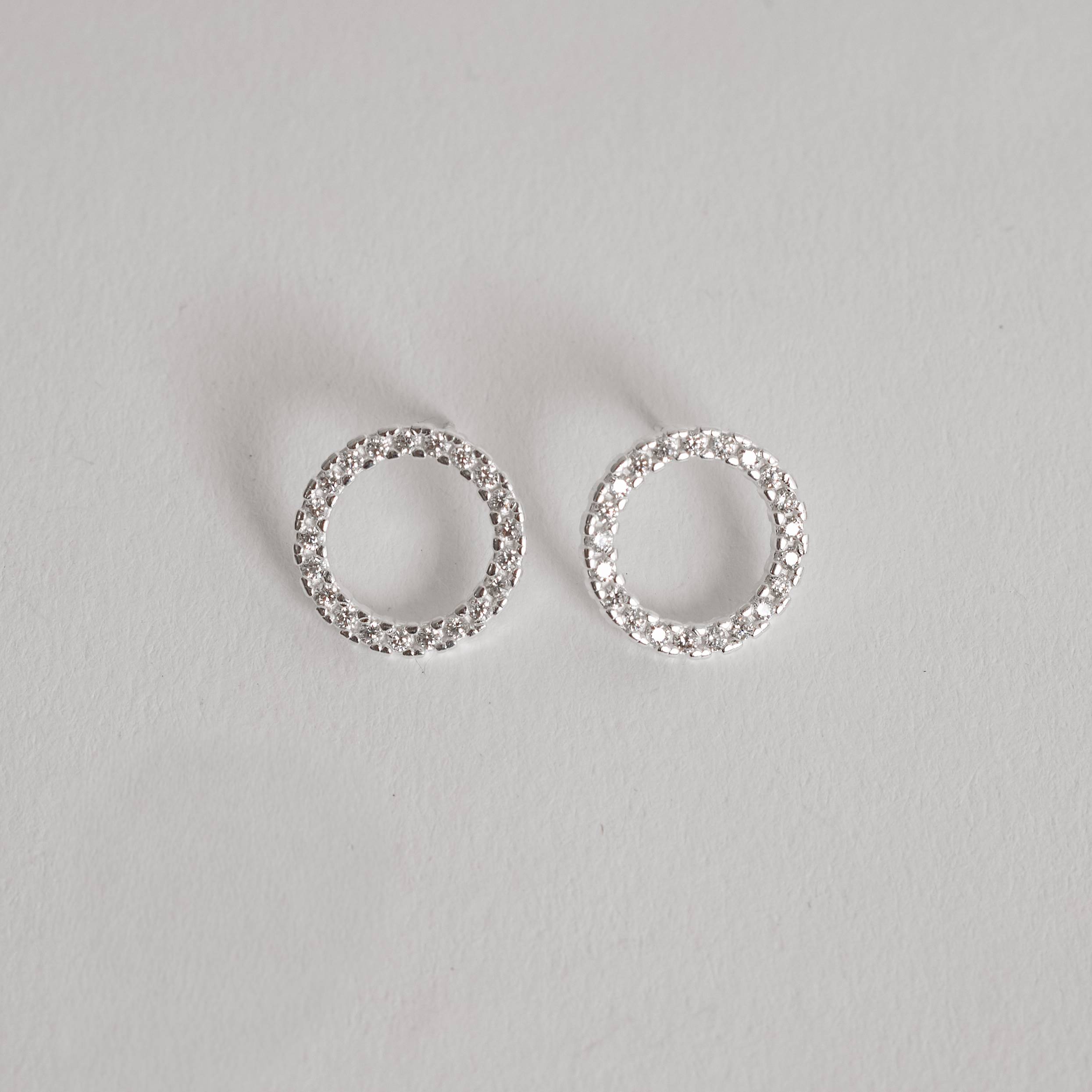 Imagem Brinco círculo vazado cravejado 14mm