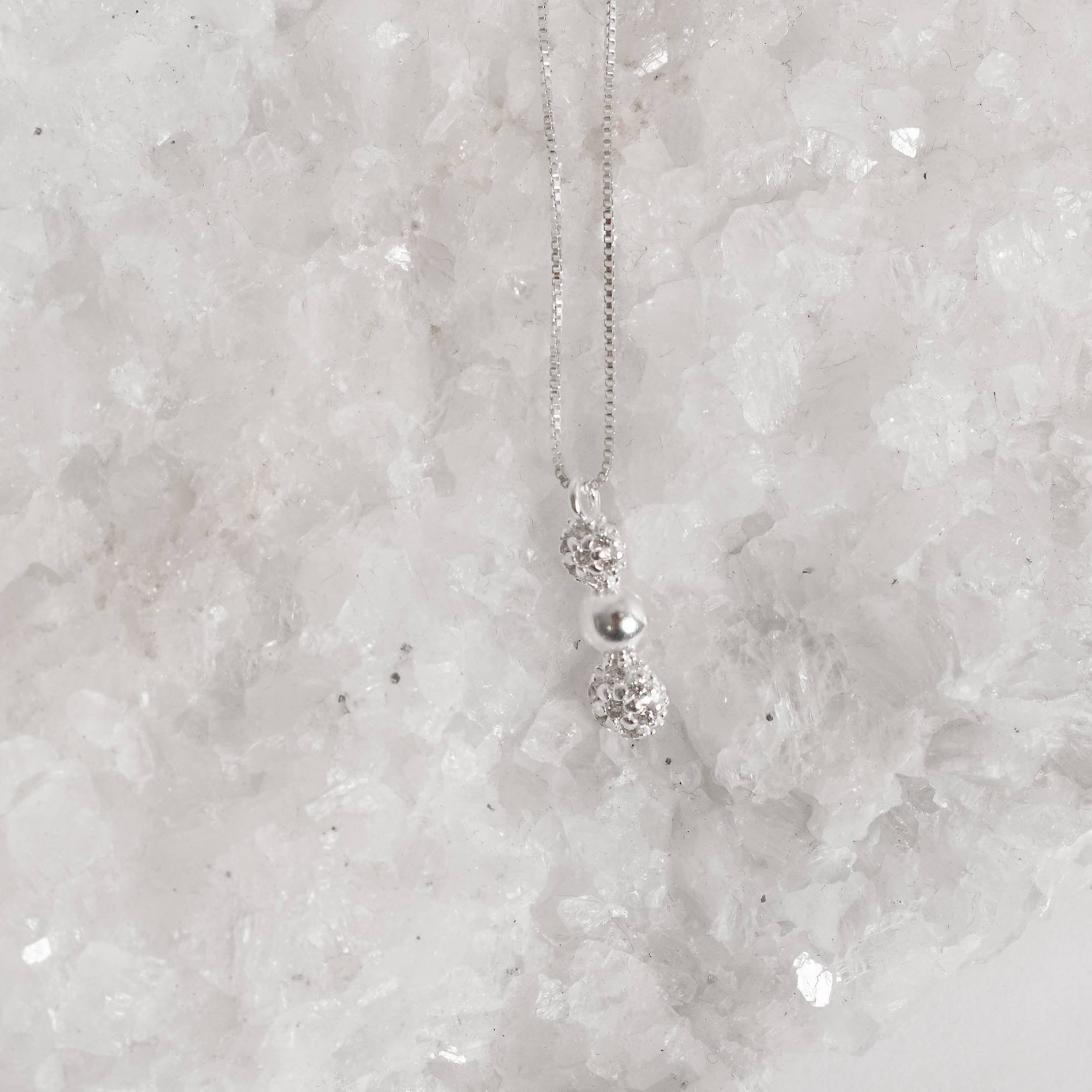 Imagem Secundária Colar pingente bolas com cravejado 16mm 45cm