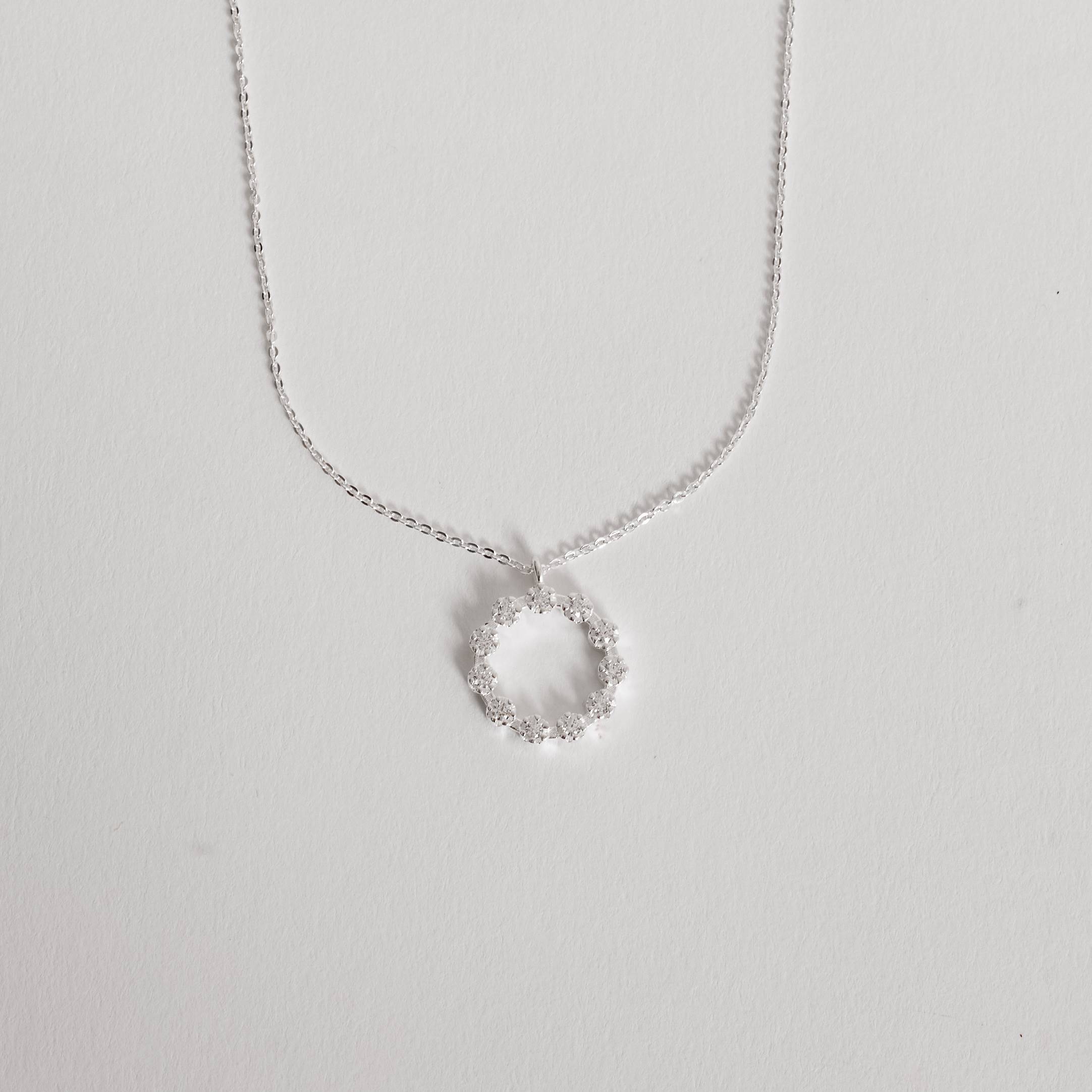 Imagem Colar pingente círculo vazado cravejado 17mm corrente cadeadinho 45cm