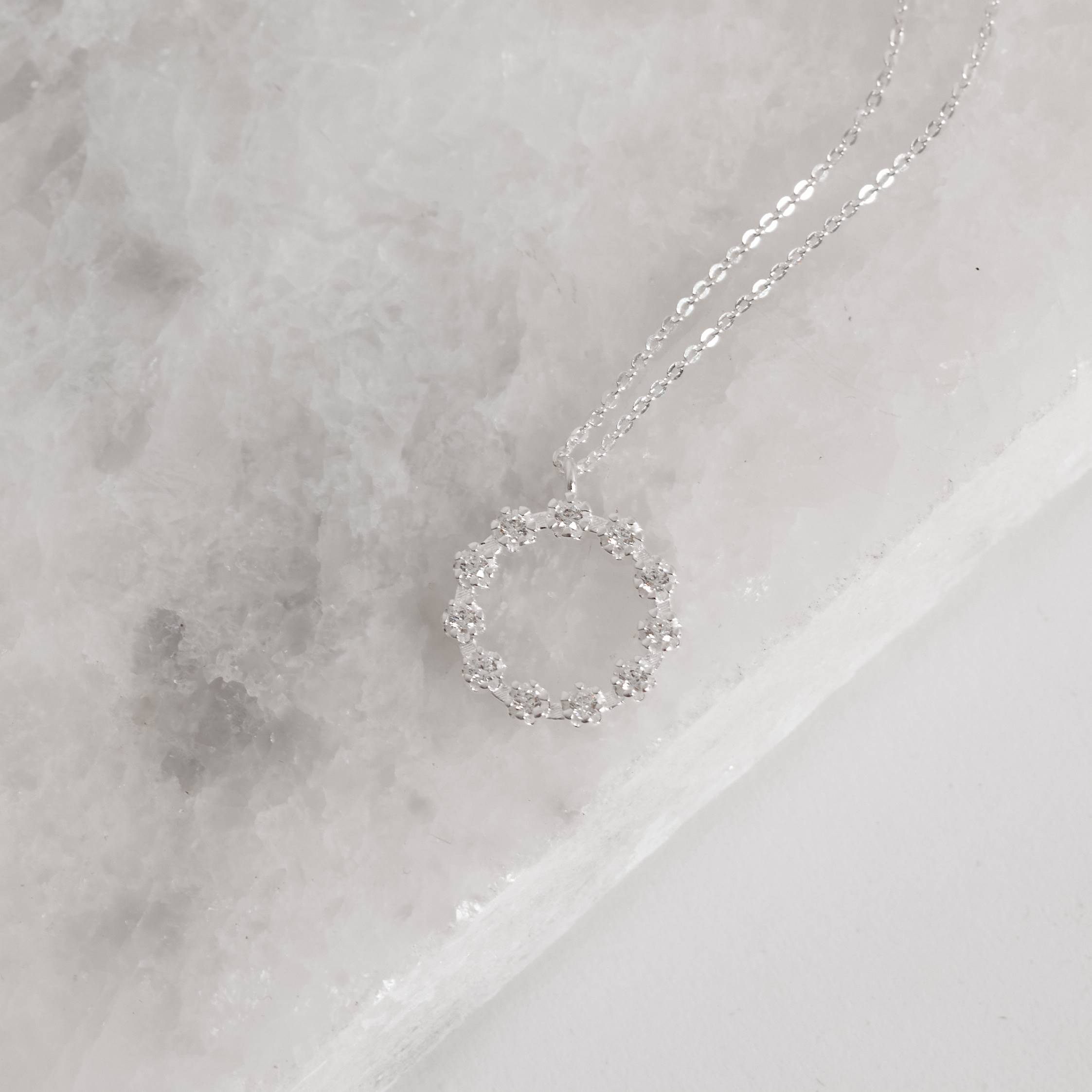 Imagem Secundária Colar pingente círculo vazado cravejado 17mm corrente cadeadinho 45cm