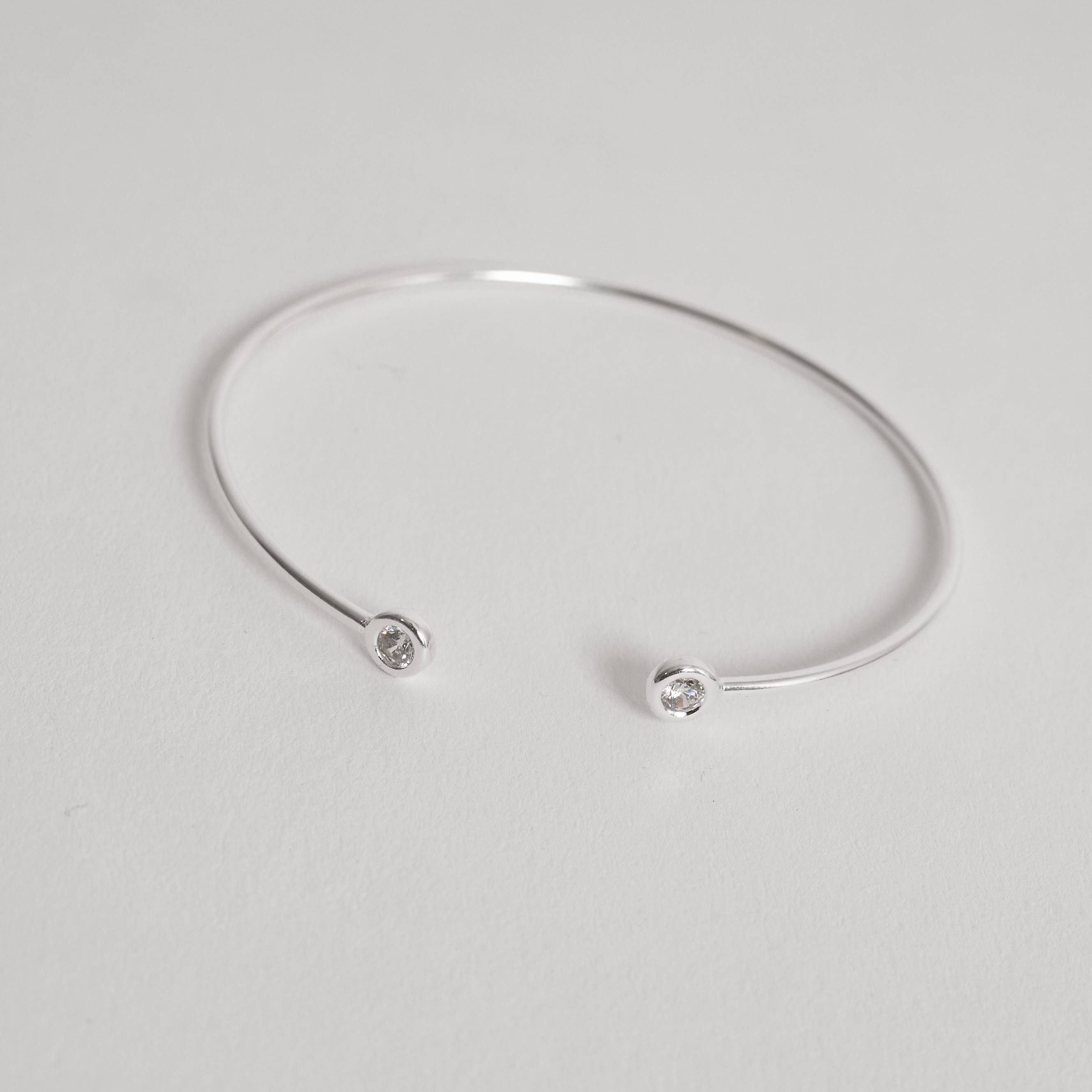 Bracelete 2 zircônias redondas embutida regulável