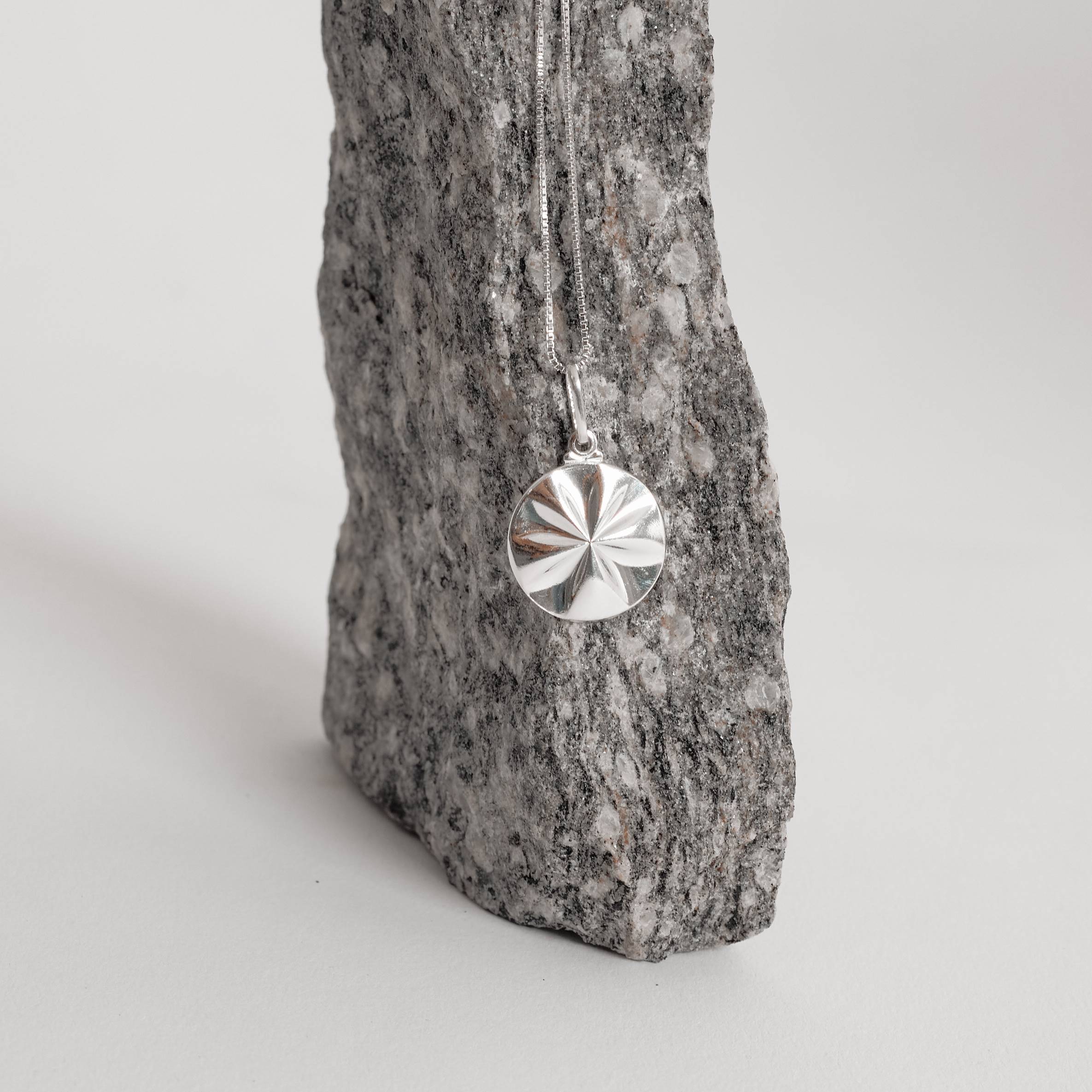 Colar pingente medalha flor com vinco18mm 45cm