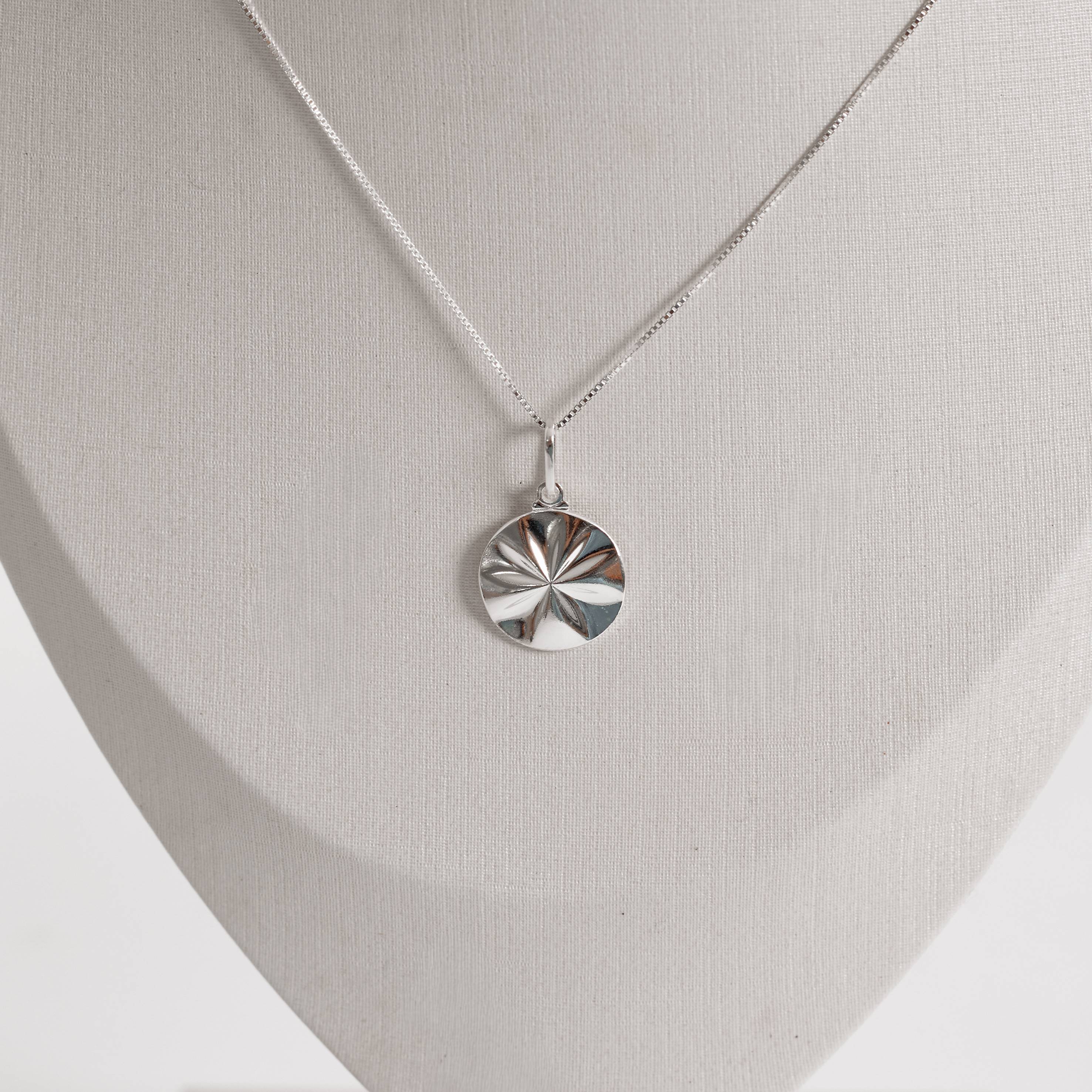 Colar pingente medalha flor com vinco 18mm 45cm