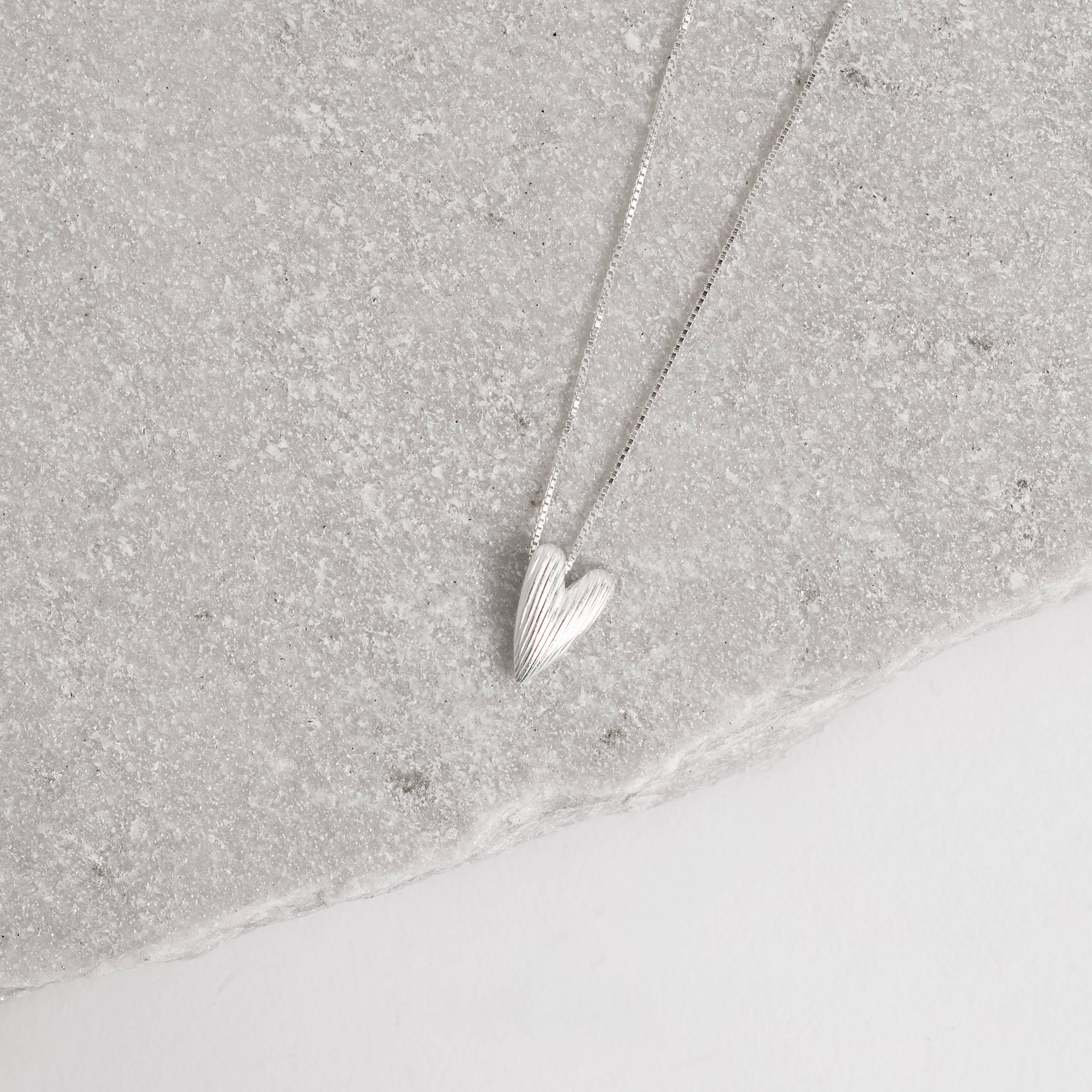 Colar pingente coração alongado de lado riscado 12mm 45cm