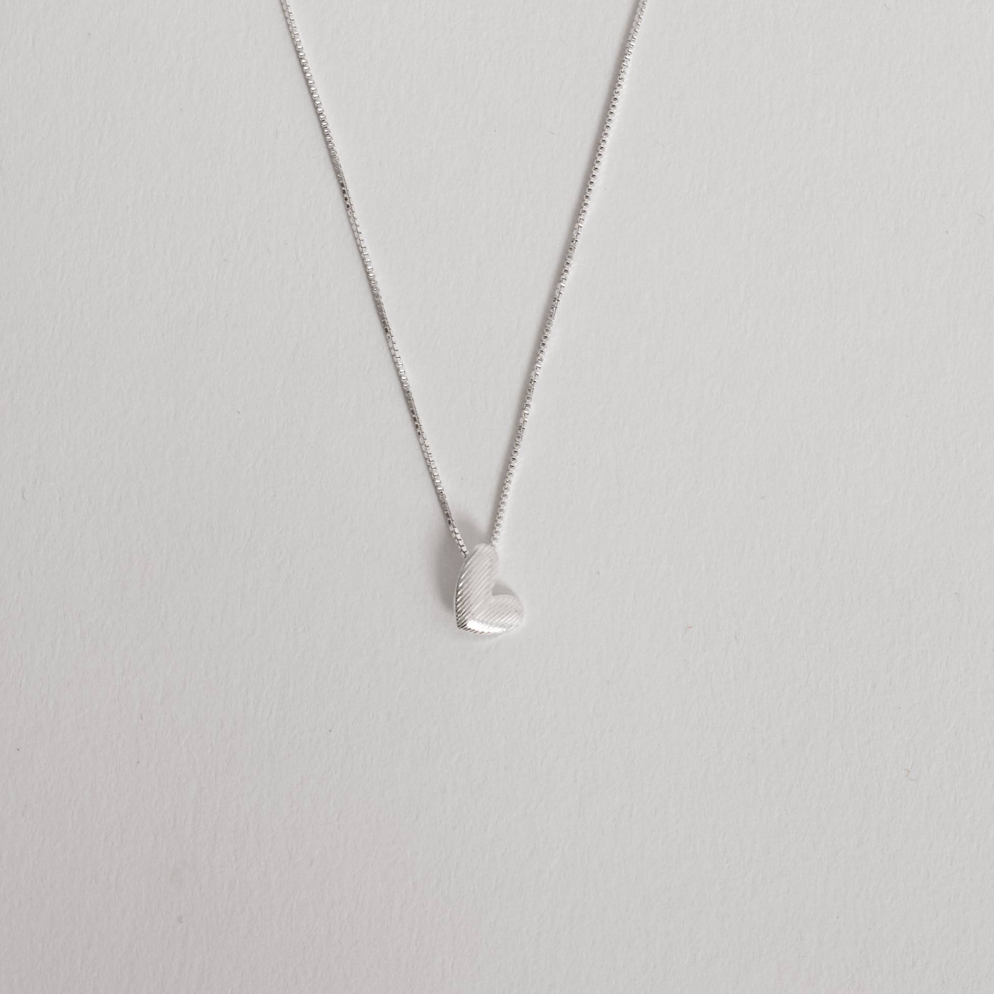 Colar pingente coração de lado riscado 9mm 40cm