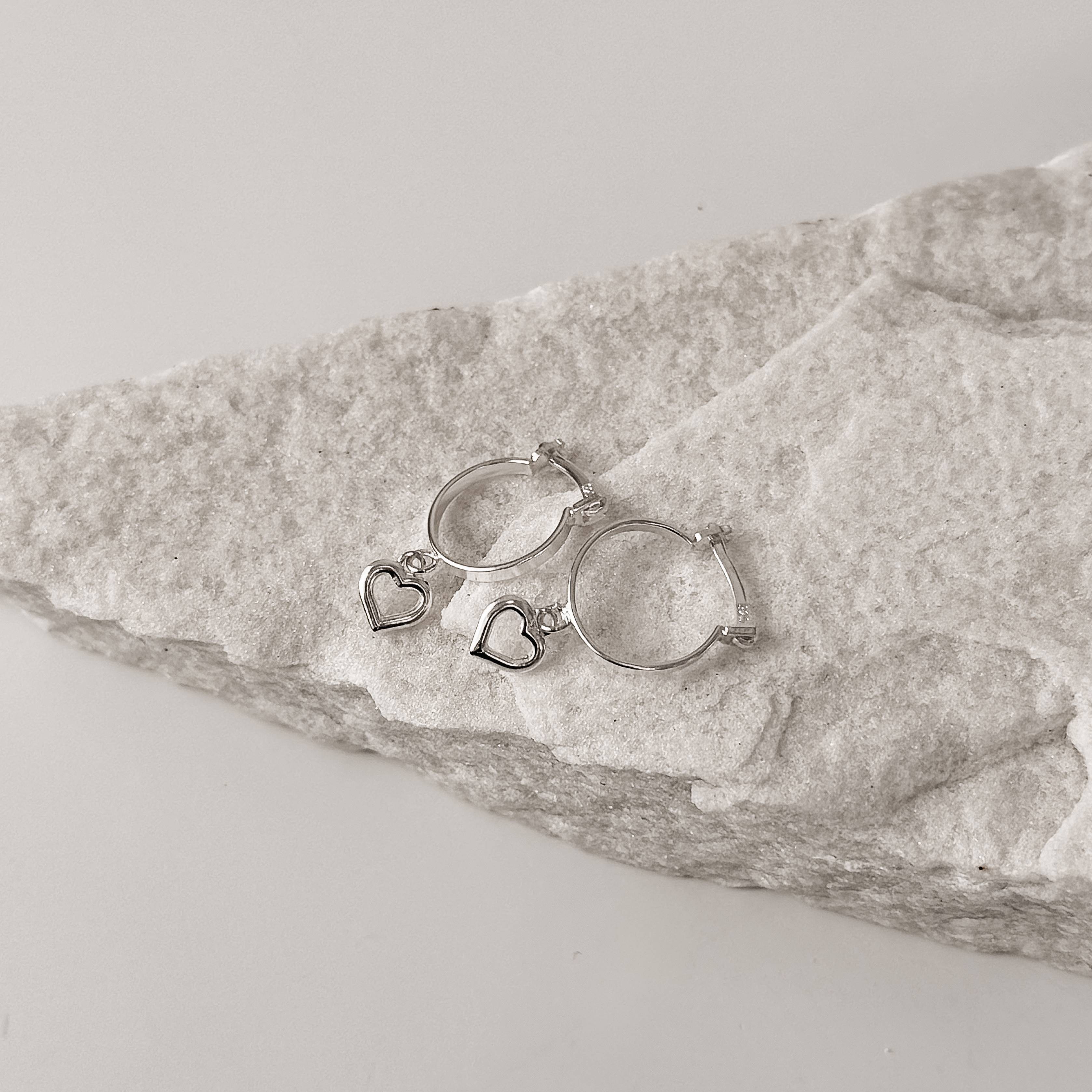 Argola 12mm trava pingente coração vazado