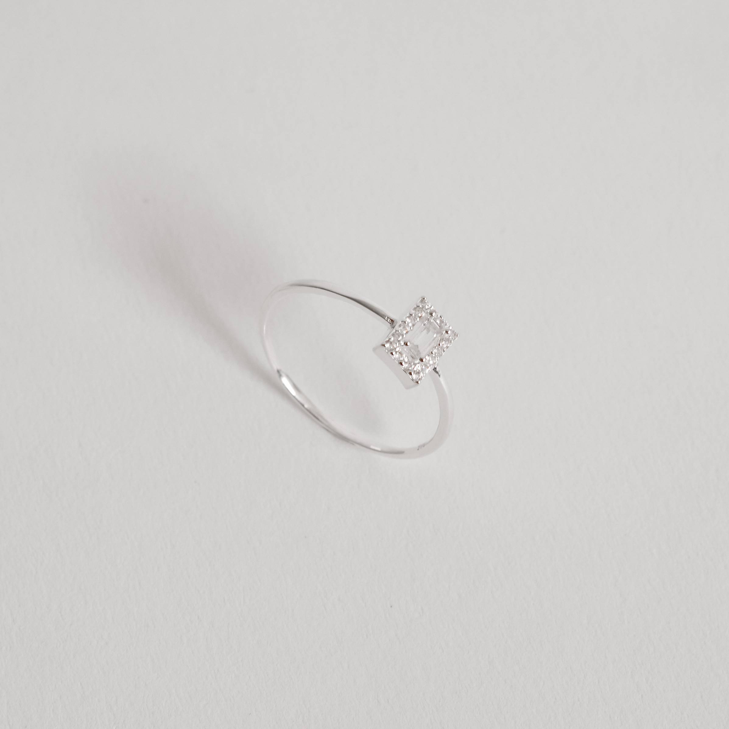 Imagem Anel zircônia retangular com cravejado