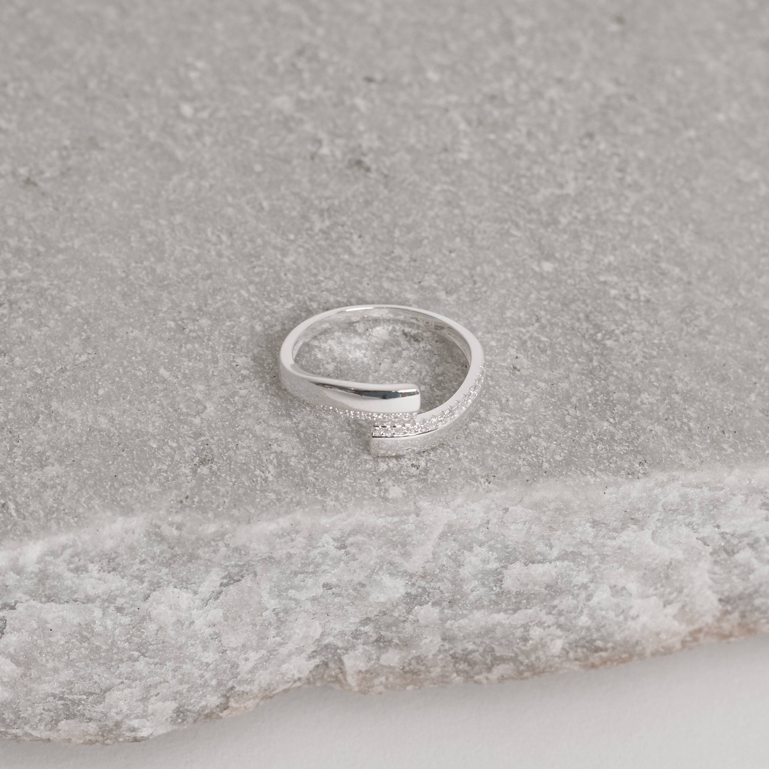 Anel aberto borda cravejada