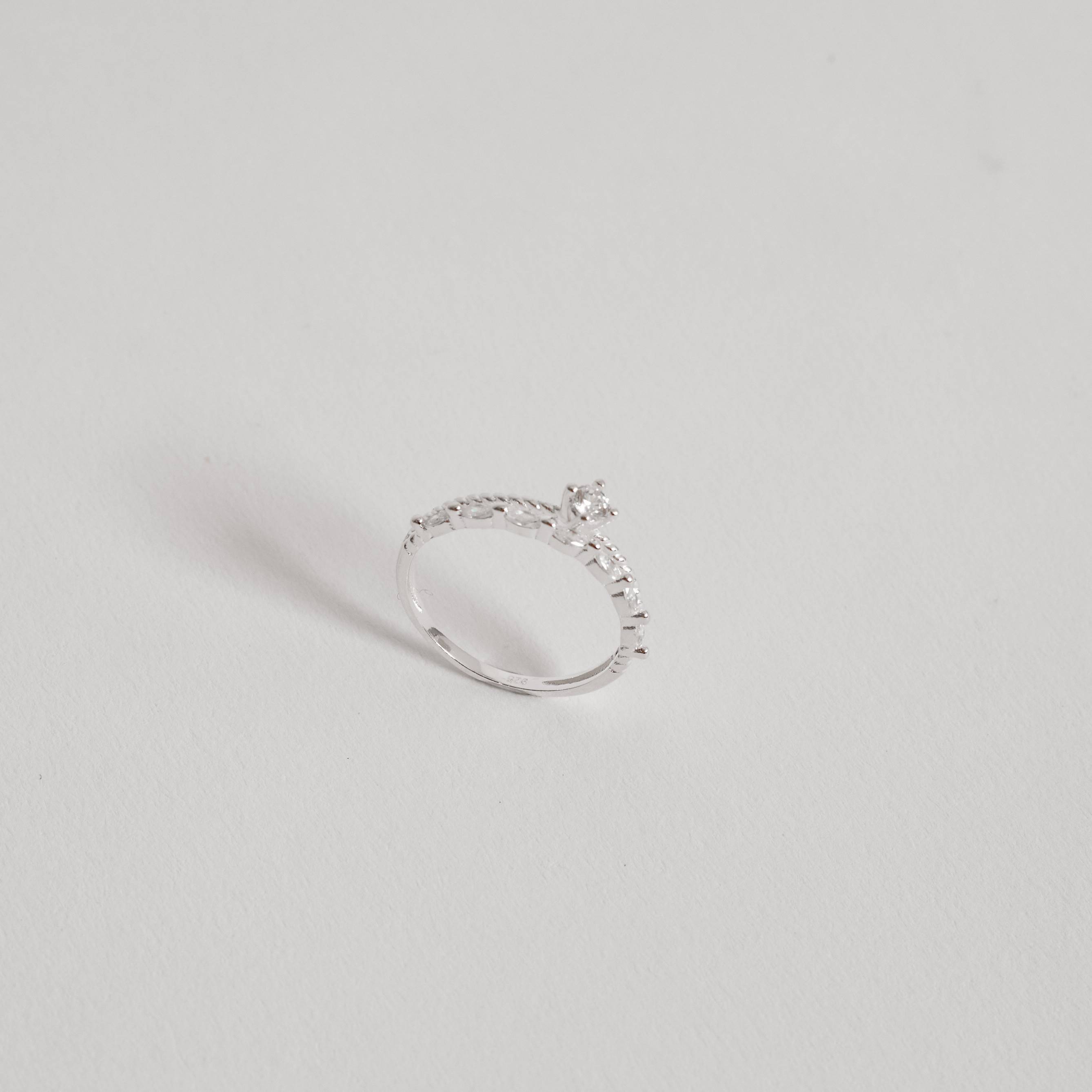 Anel fio duplo meia aliança zircônias navete e solitário 3mm