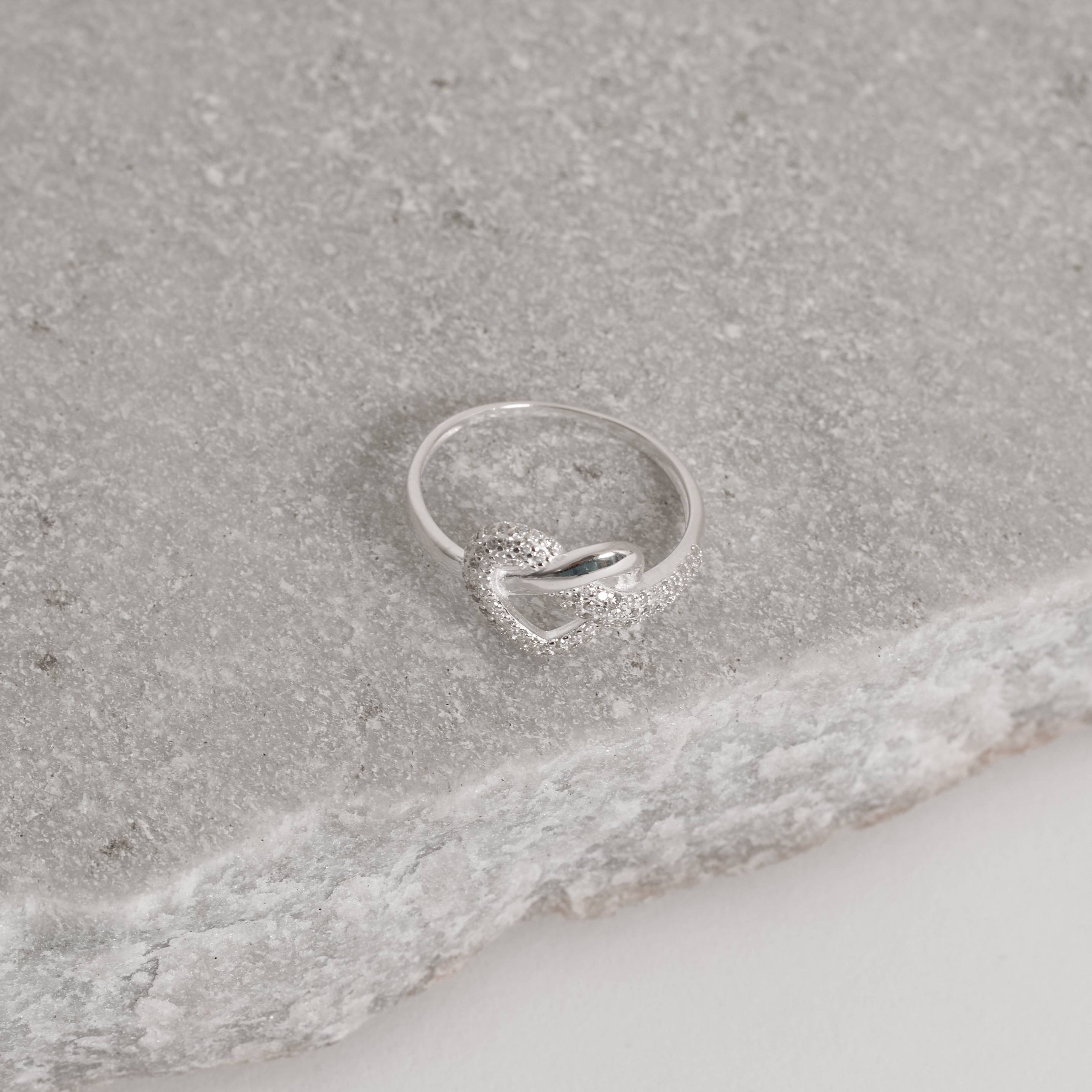 Anel nó coração com cravejado triplo