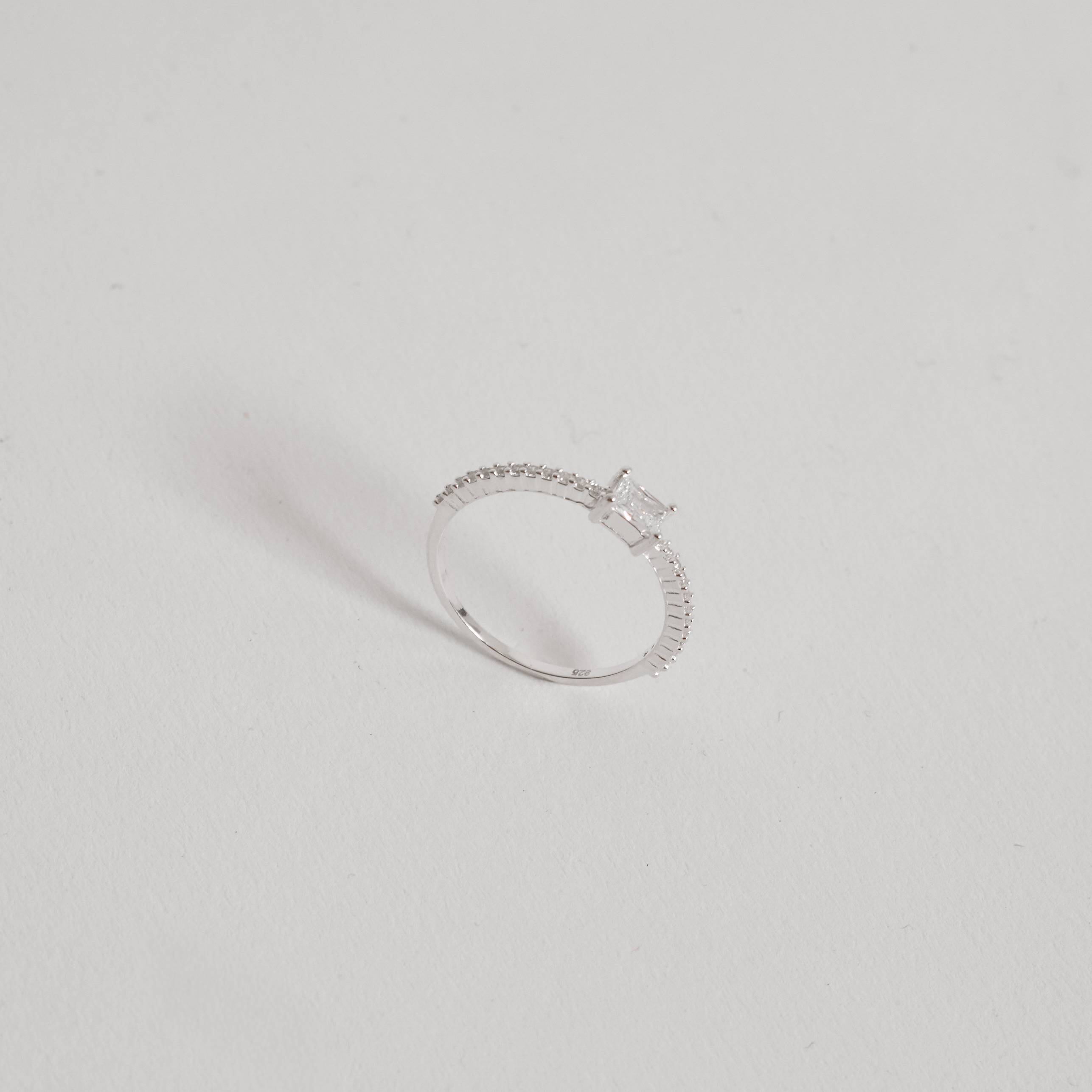 Anel meia aliança com solitário zircônia retangular 4mm