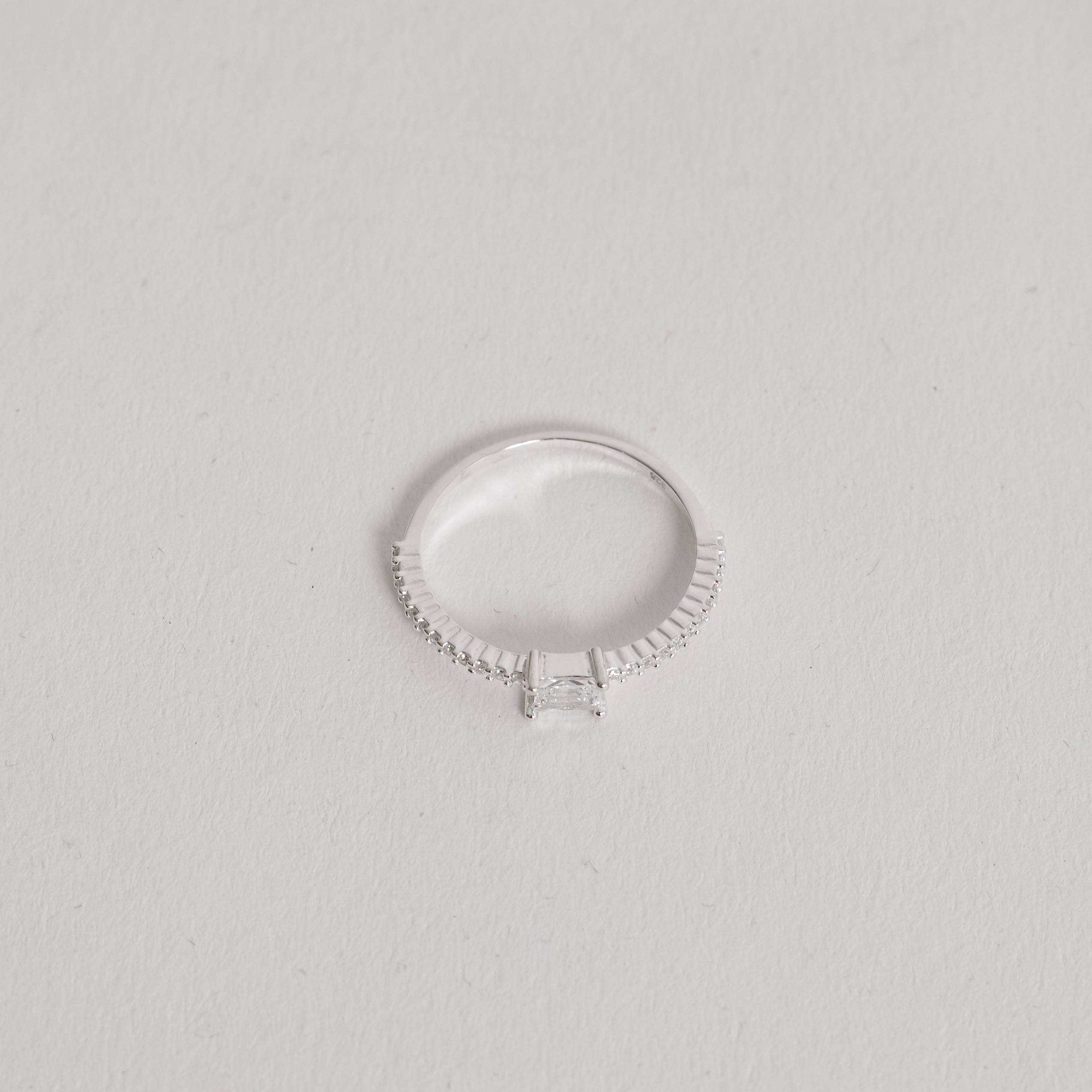 Anel meia aliança com solitário zircônia retangular 4mm