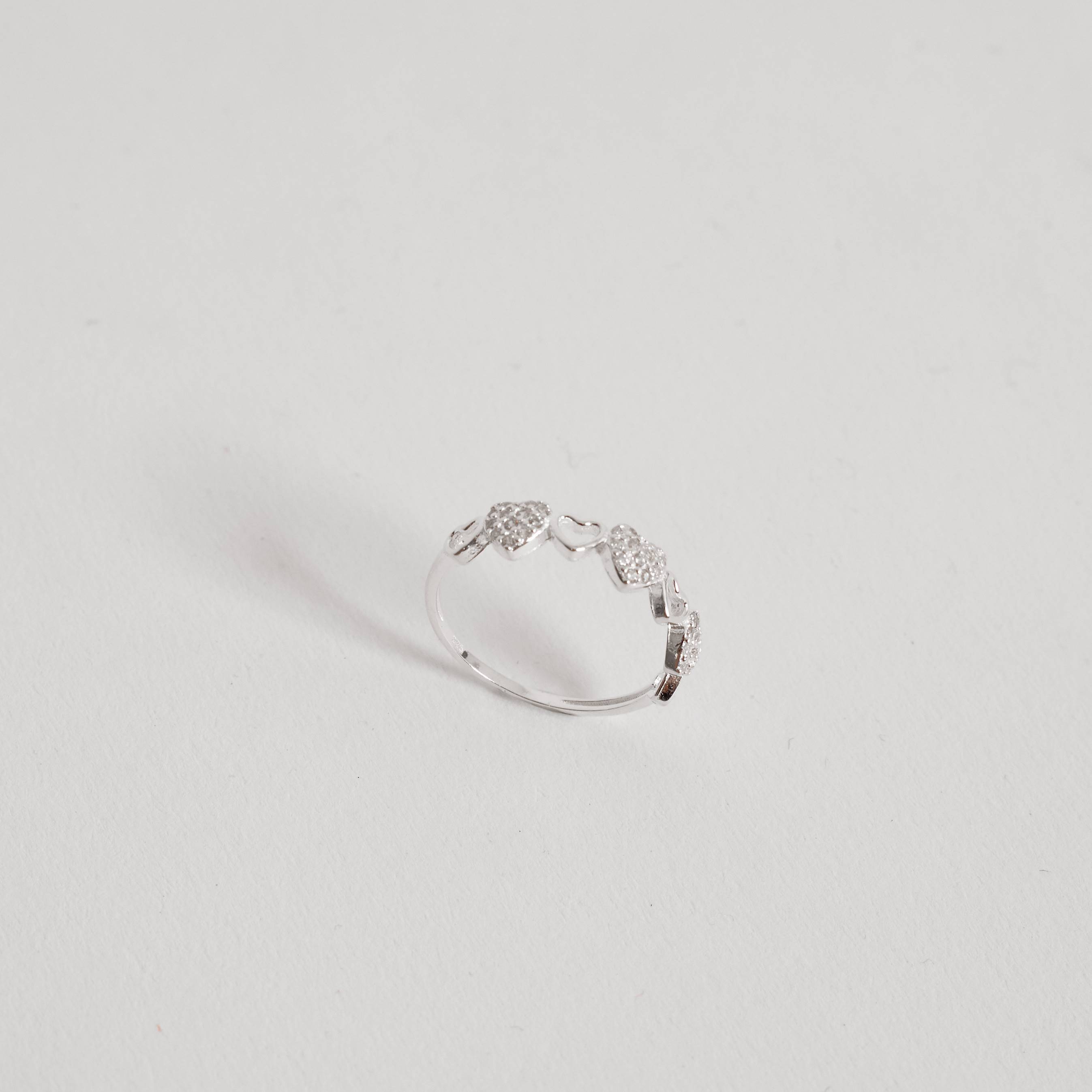 Anel entremeio corações vazados e cravejados