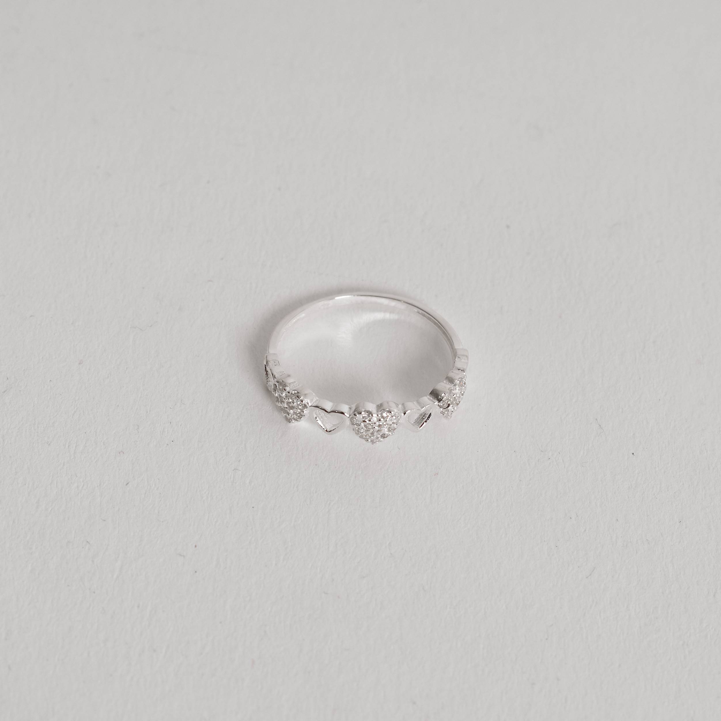 Imagem Secundária Anel entremeio corações vazados e cravejados