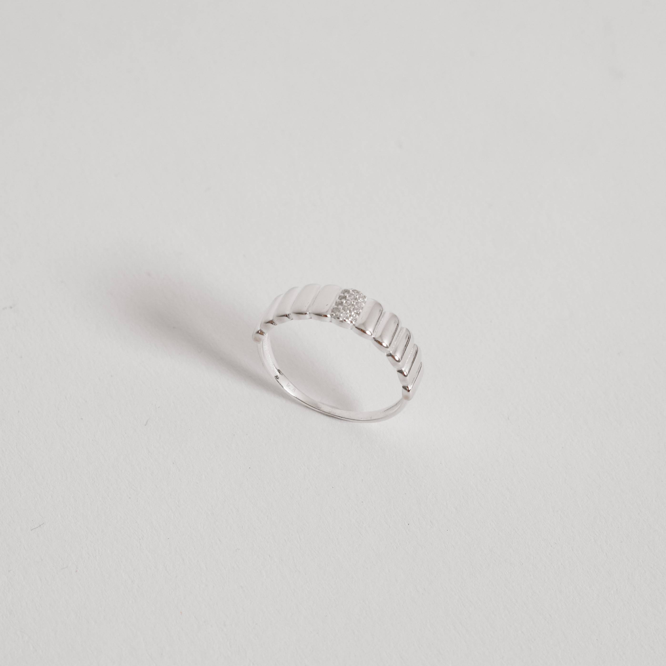 Anel largo riscado com detalhe cravejado