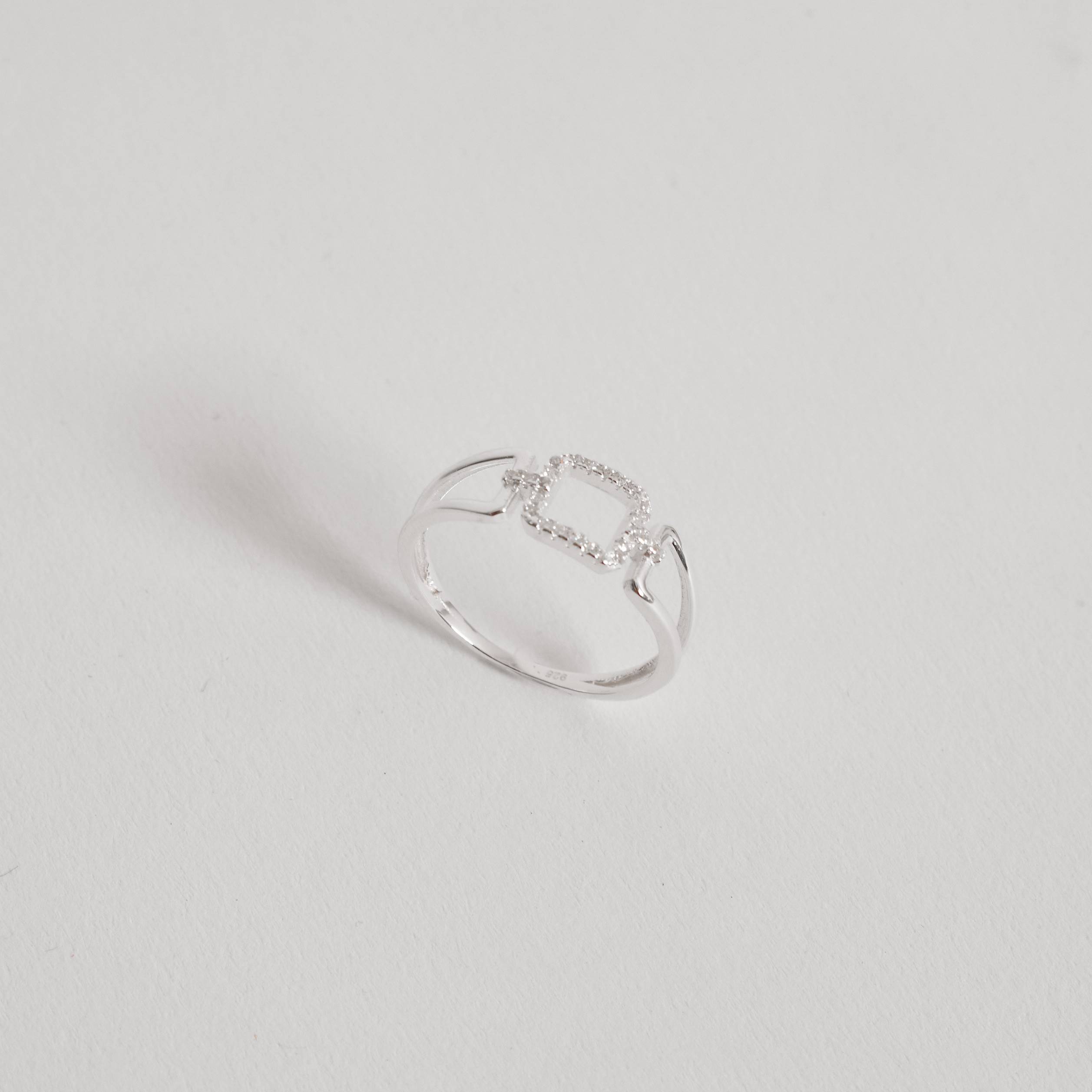 Anel quadrado vazado cravejado com elos