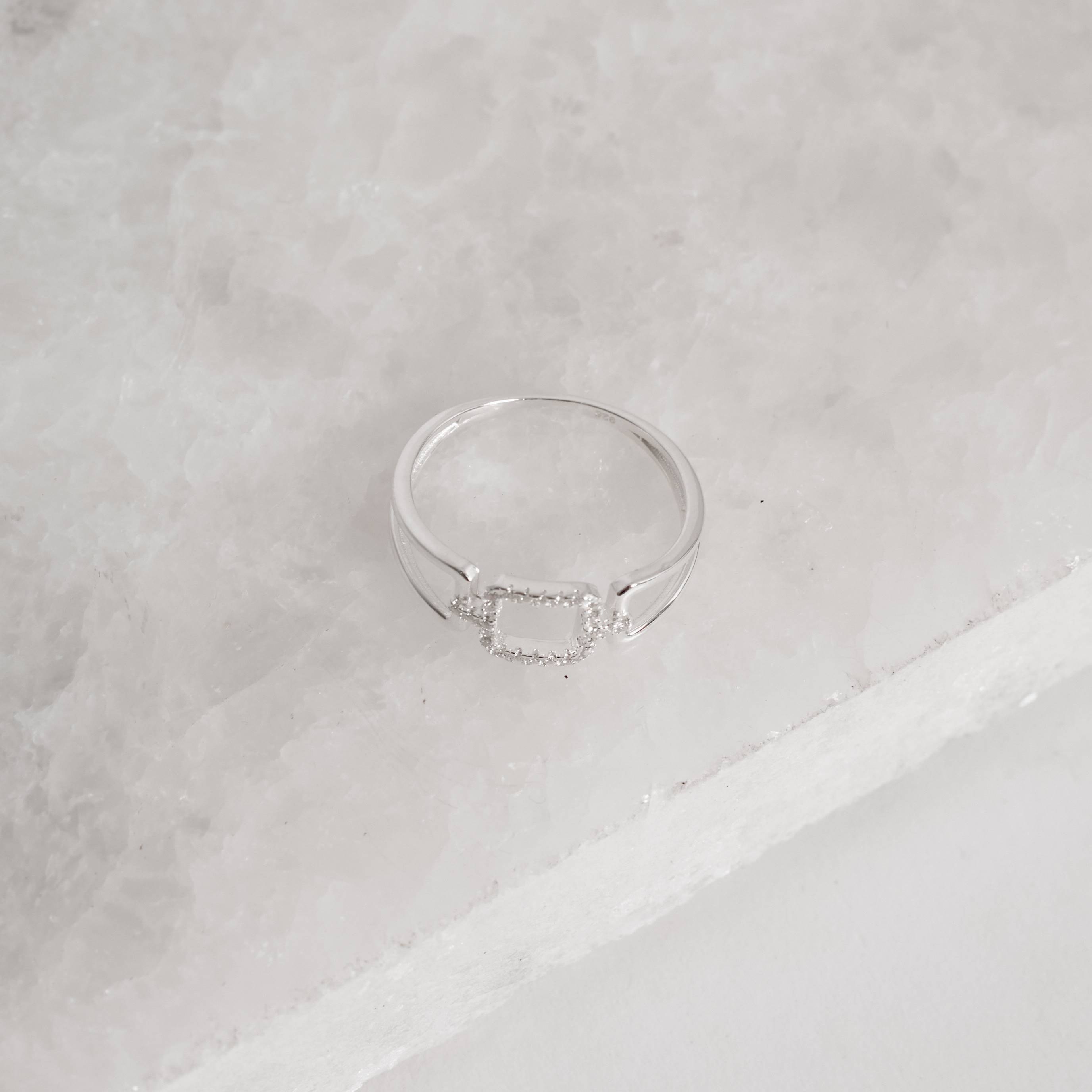 Imagem Secundária Anel quadrado vazado cravejado com elos