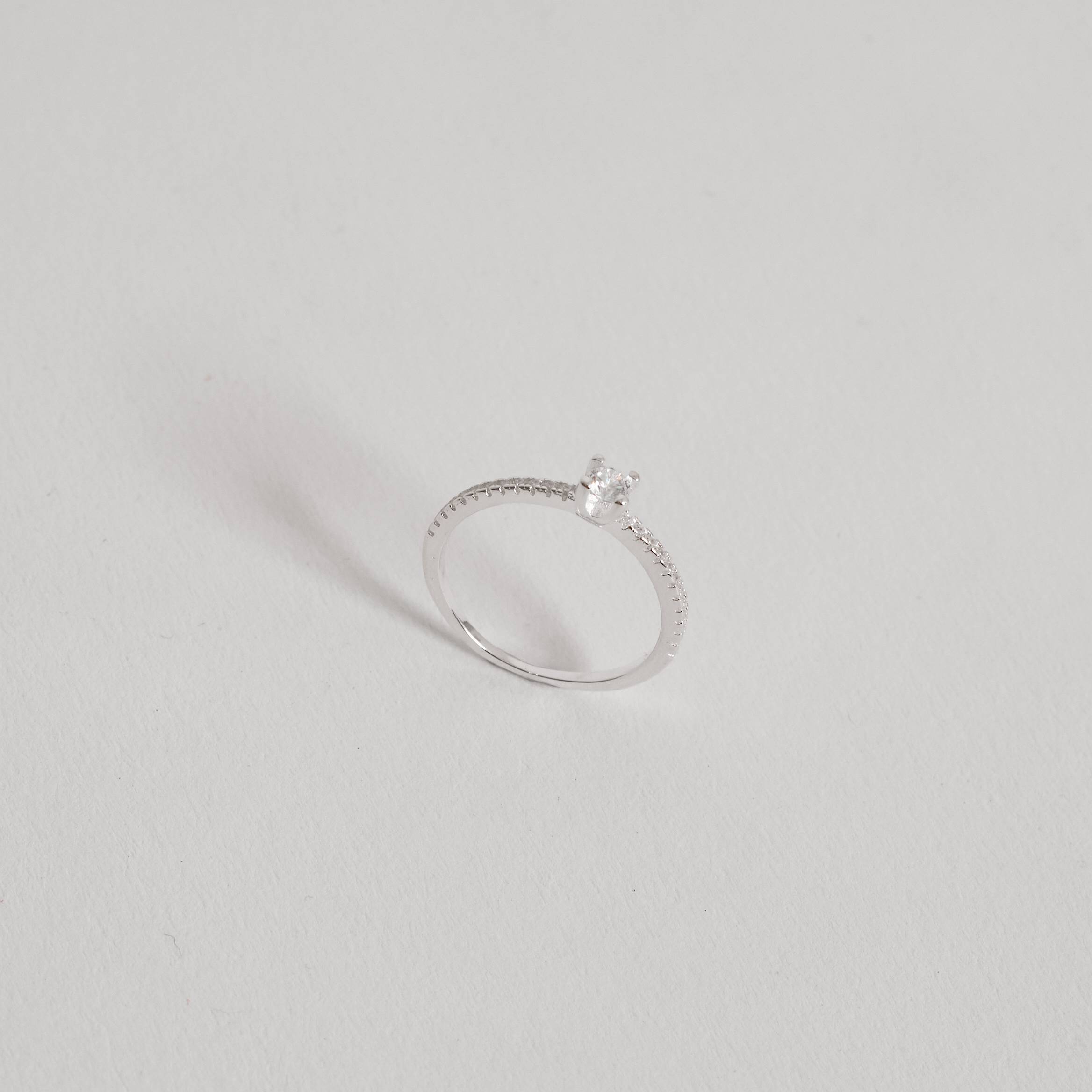 Imagem Anel meia aliança cristal com solitário 3mm