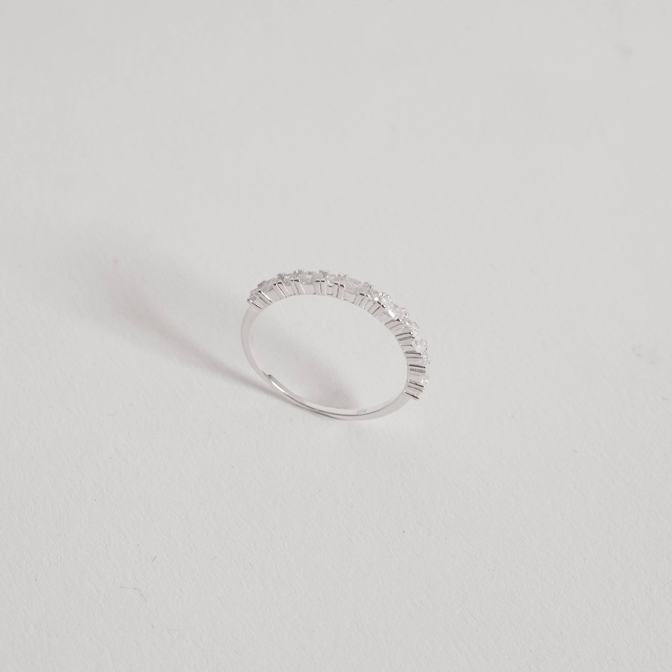 Anel meia aliança zircônias redonda e oval