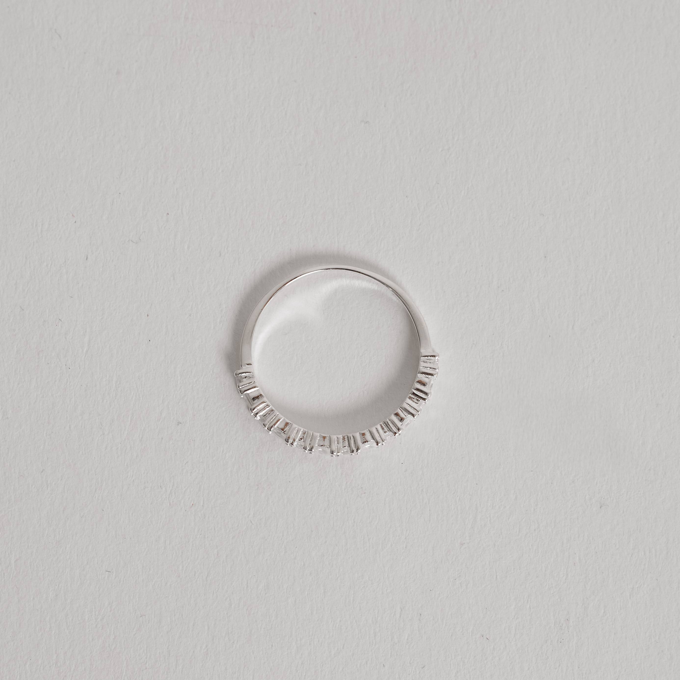 Imagem Secundária Anel meia aliança zircônias redonda e oval