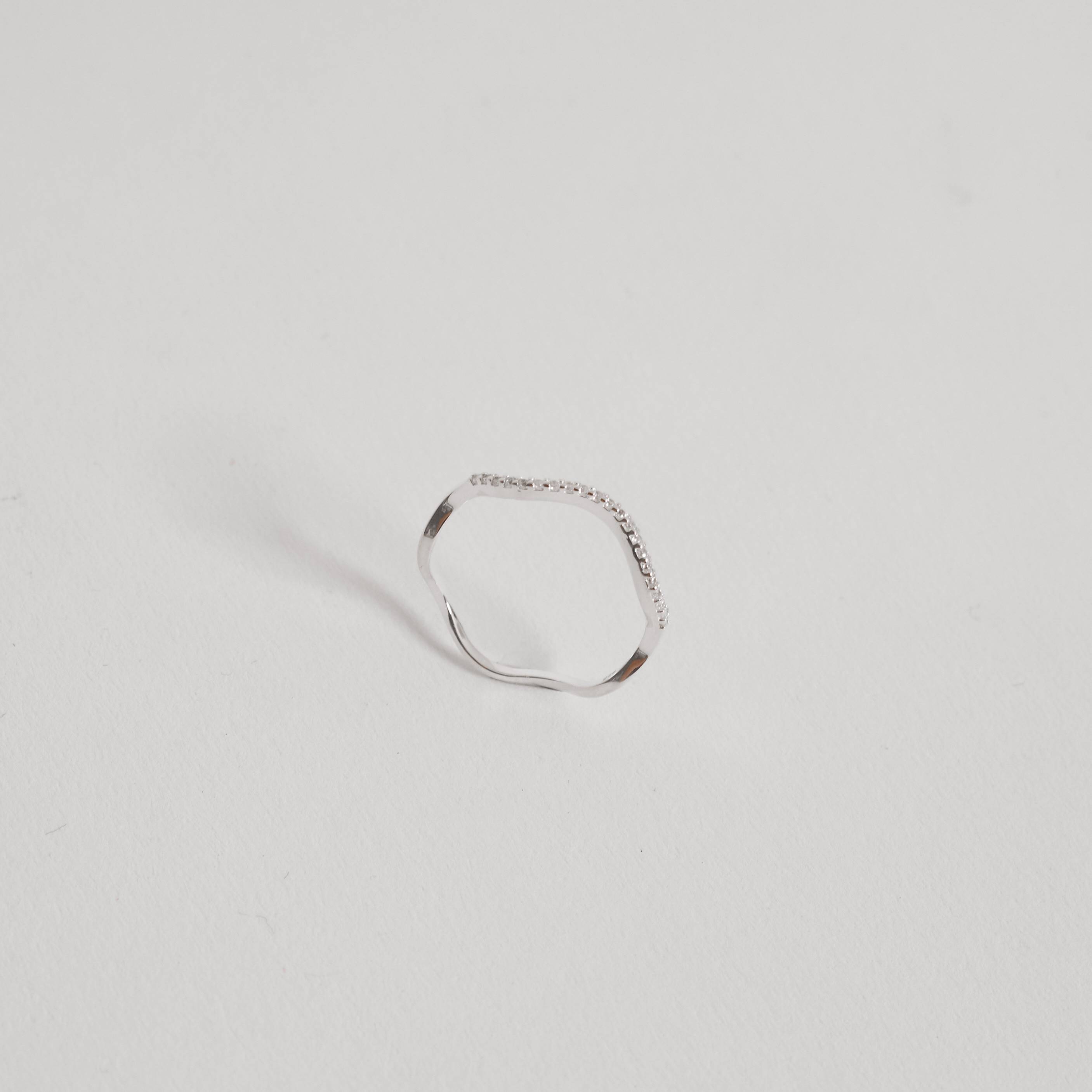 Anel fio ondulado com cravejado