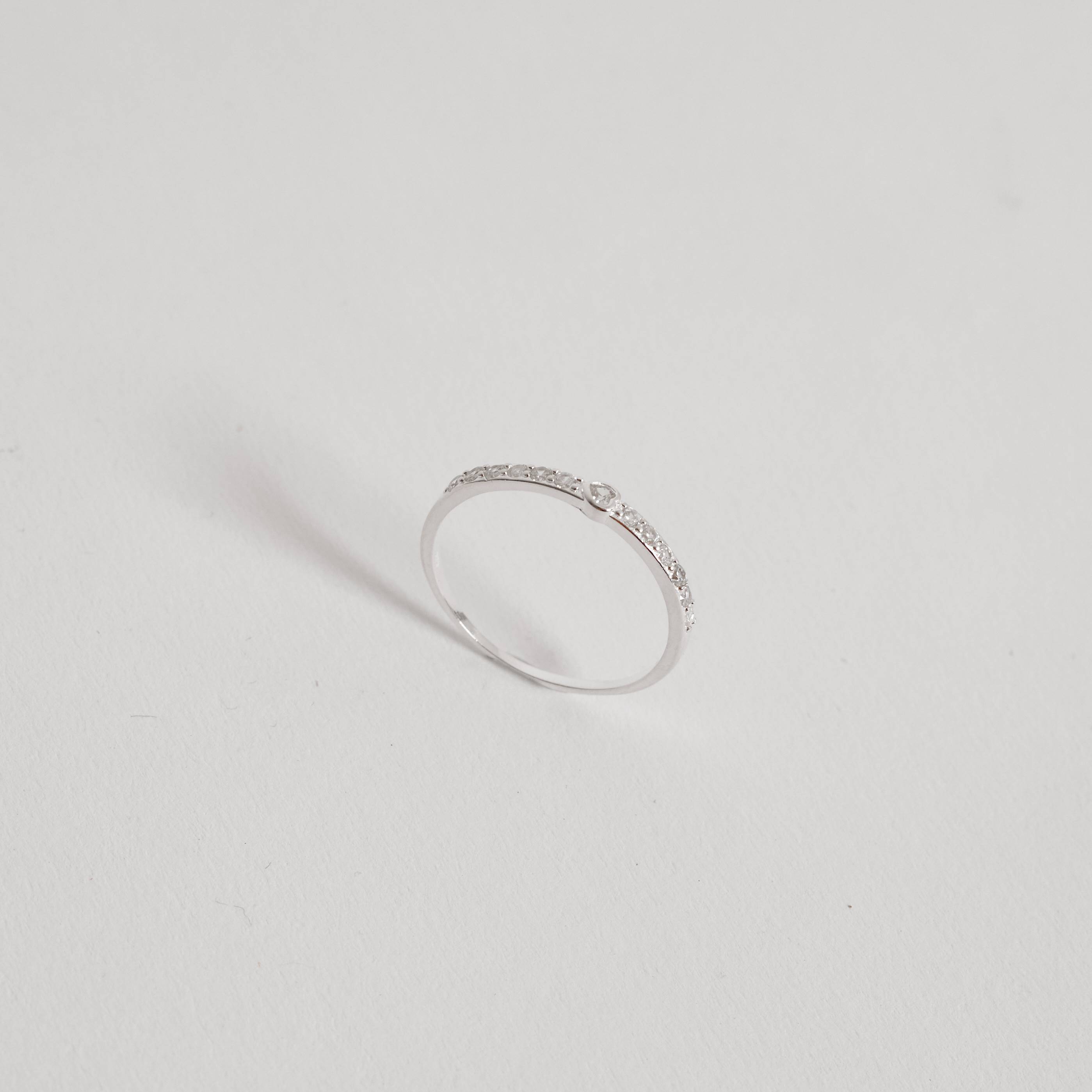 Anel meia aliança com zircônia coração