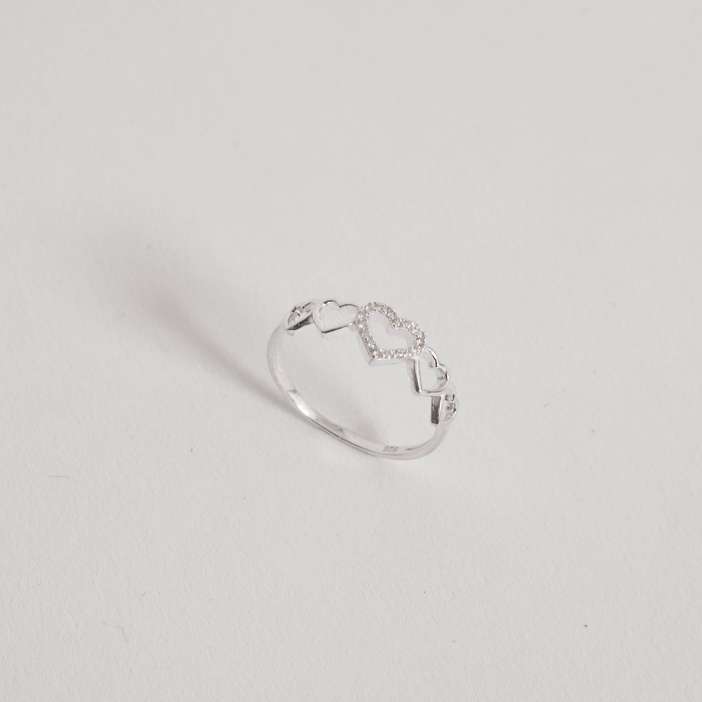 Anel corações vazados com cravejado