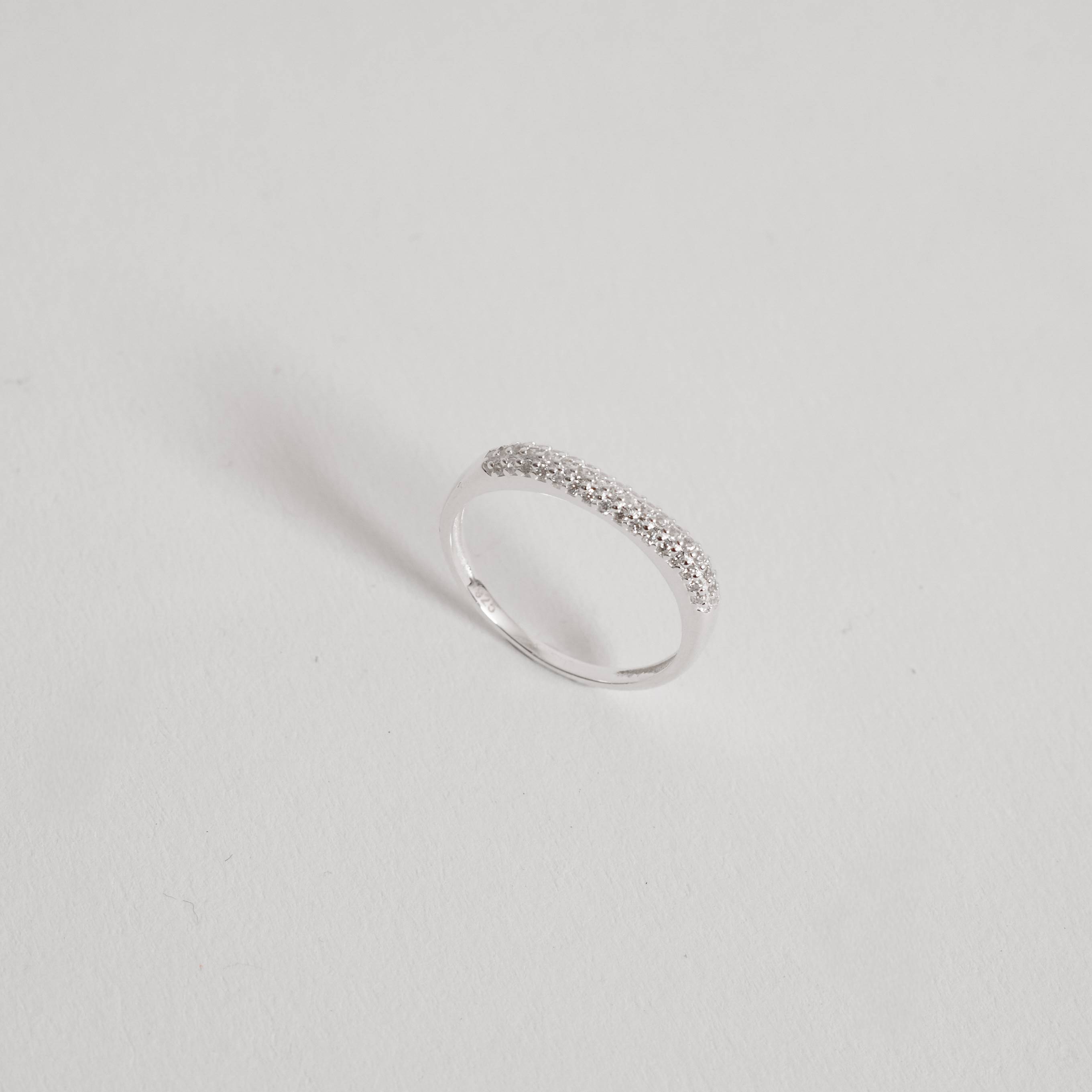 Anel reto com triplo cravejado