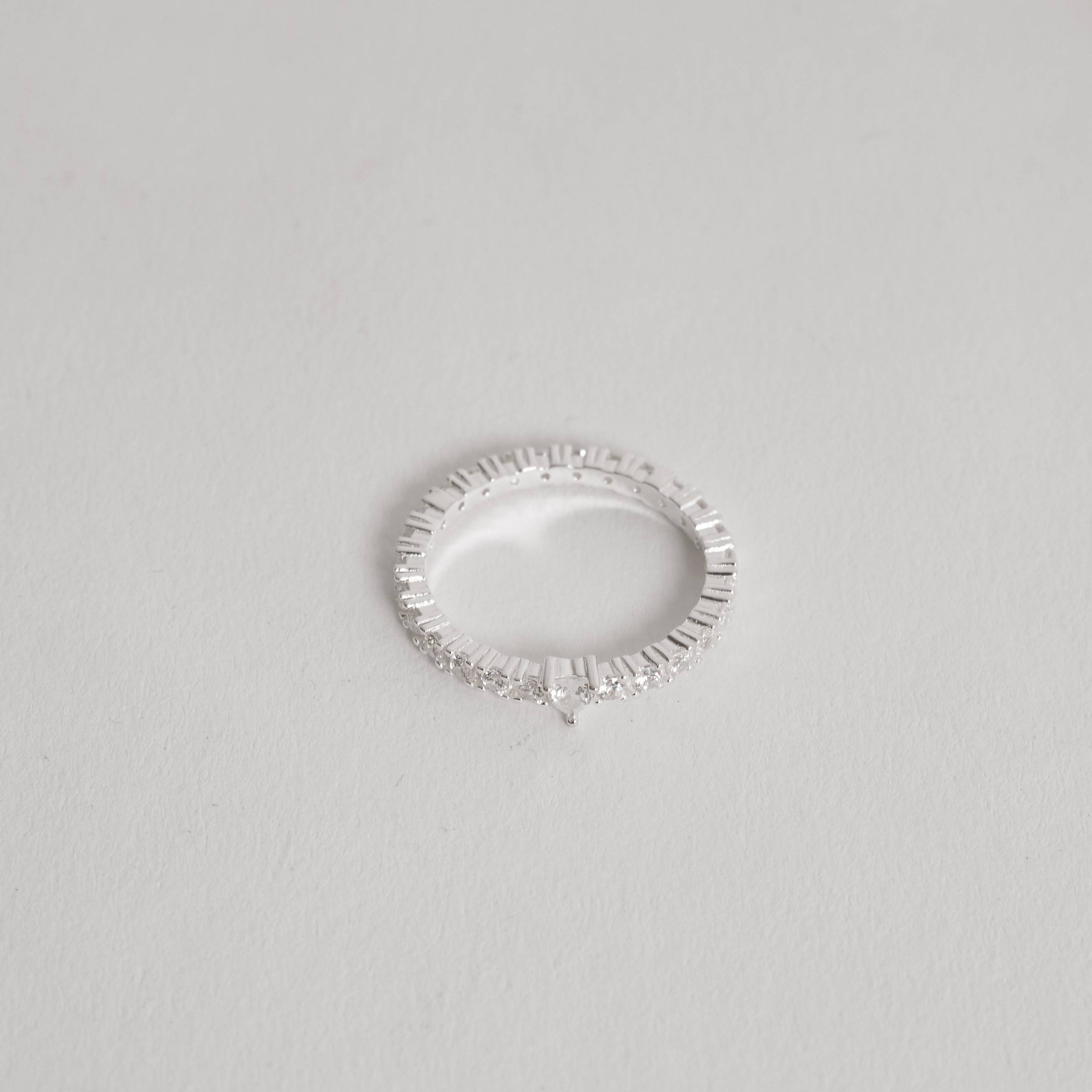 Imagem Secundária Anel aliança toda cravejada detalhe zircônia coração