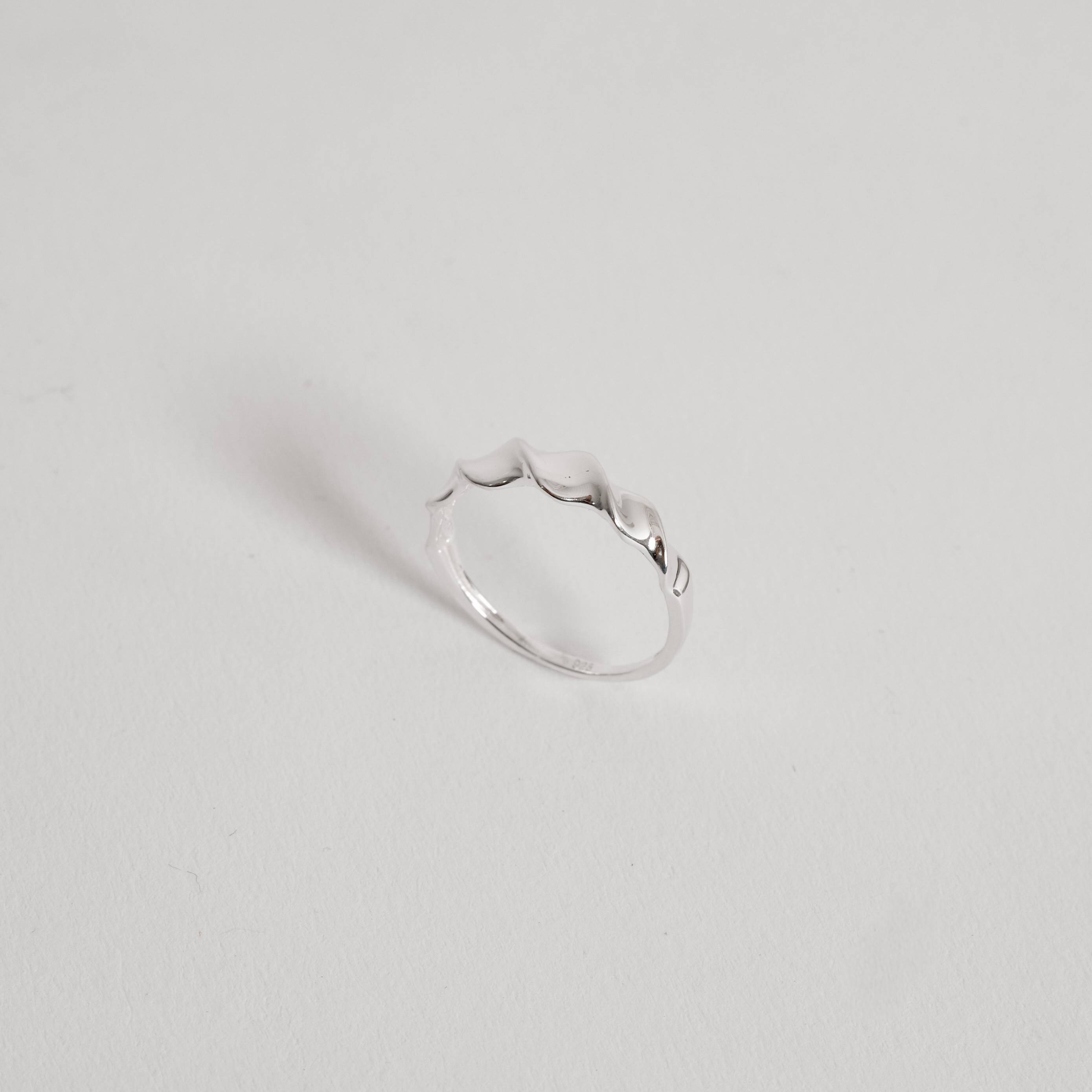 Anel largo detalhe torcido