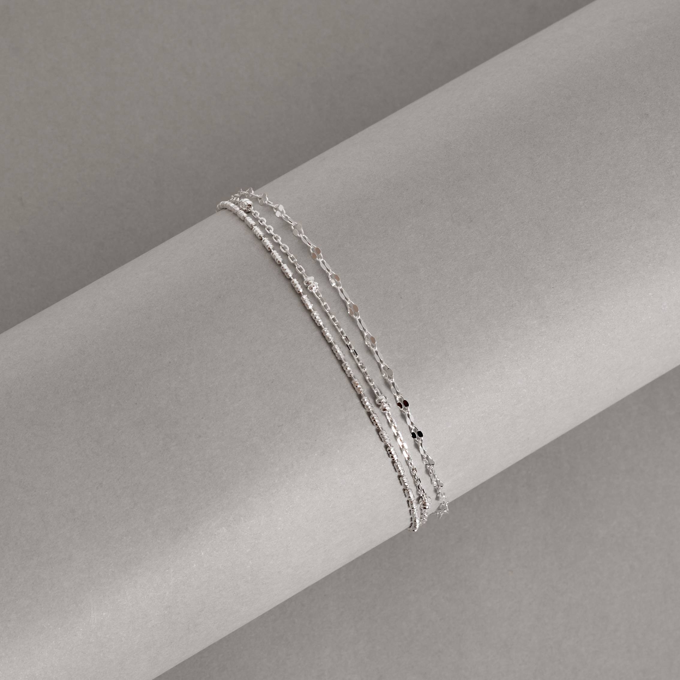 Pulseira fio triplo canutilhos, cadeado com discos e elos 15+5cm