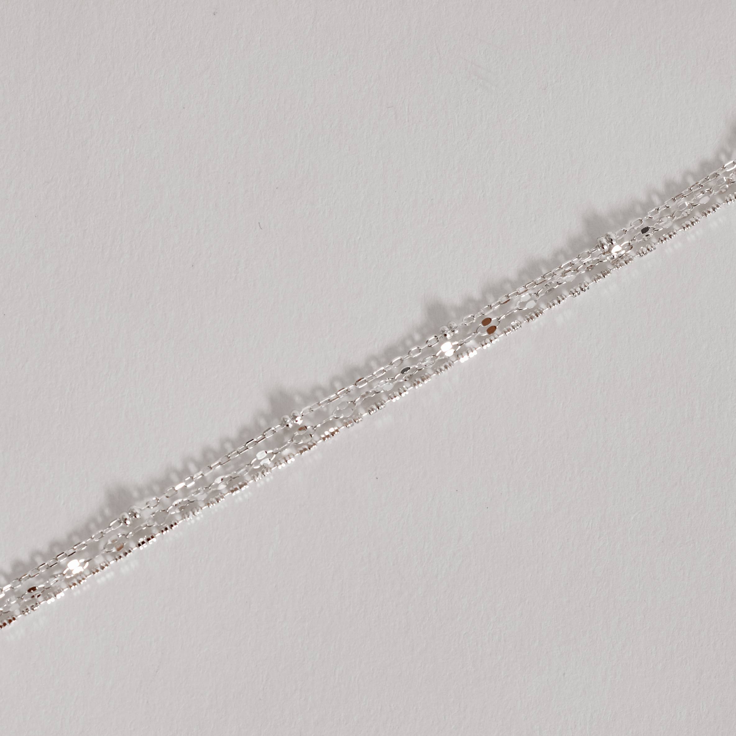 Imagem Secundária Pulseira fio triplo canutilhos, cadeado com discos e elos 15+5cm