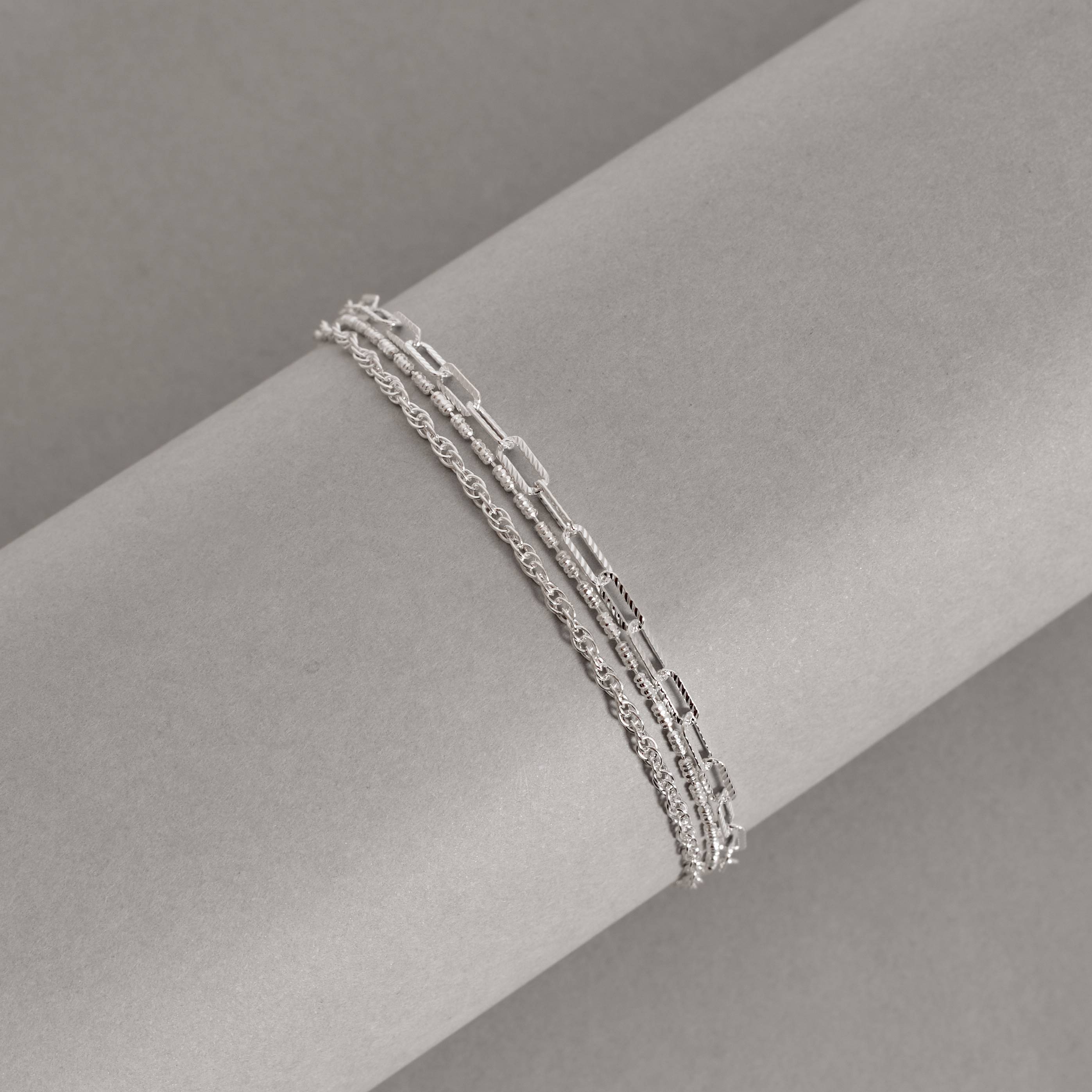 Pulseira fio triplo canutilhos, elos e cadeado riscado 15+5cm