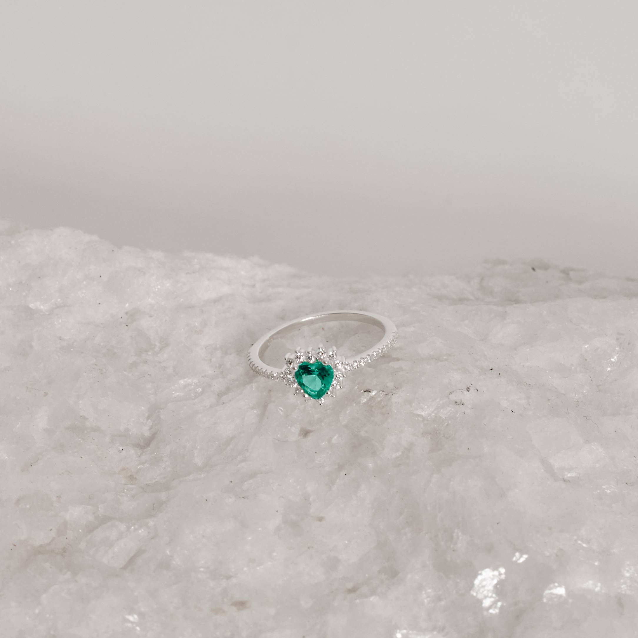 Anel meia aliança com zircônia coração acqua