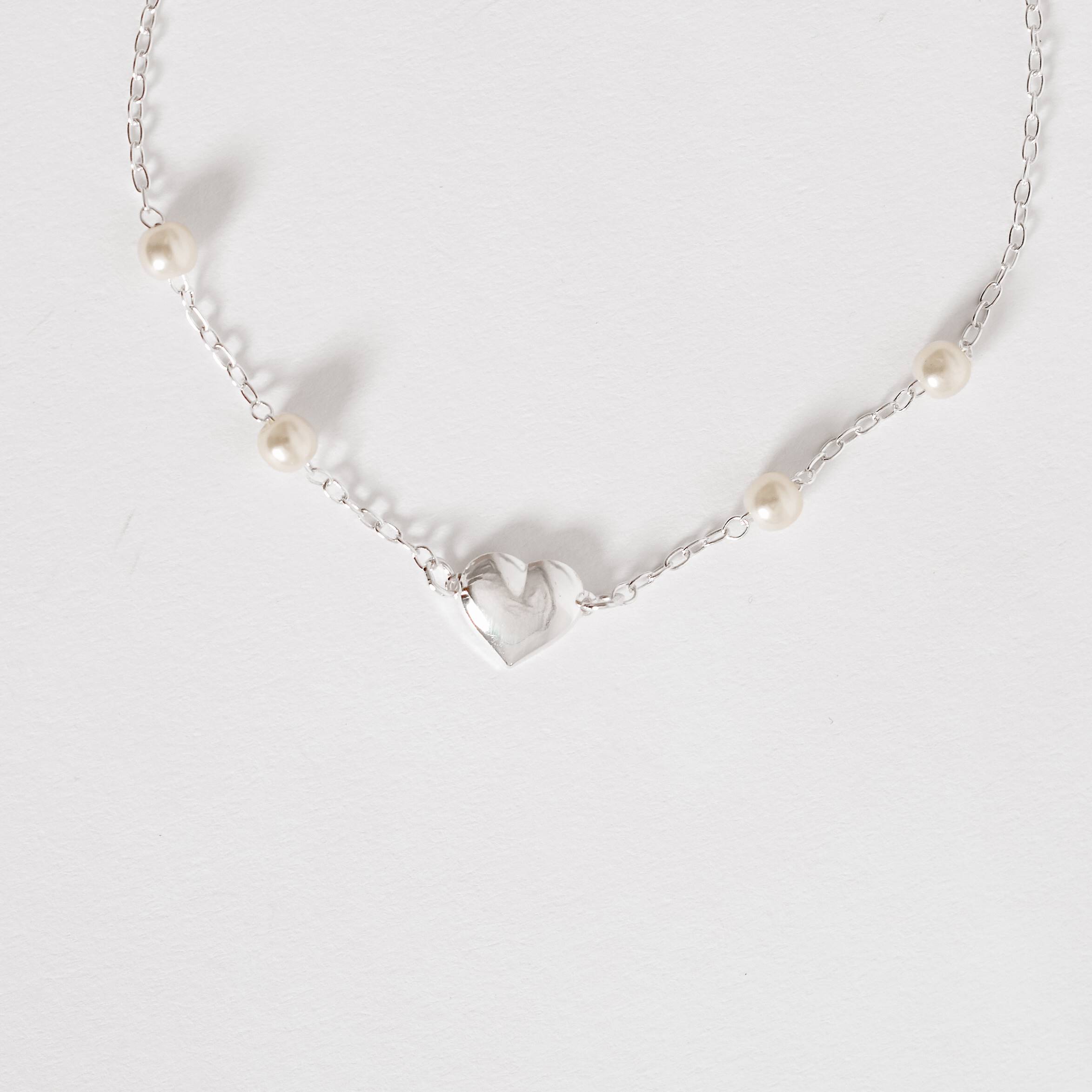 Imagem Secundária Pulseira entremeios pérolas 5mm e coração 10mm corrente cadeado 18cm com alongadora