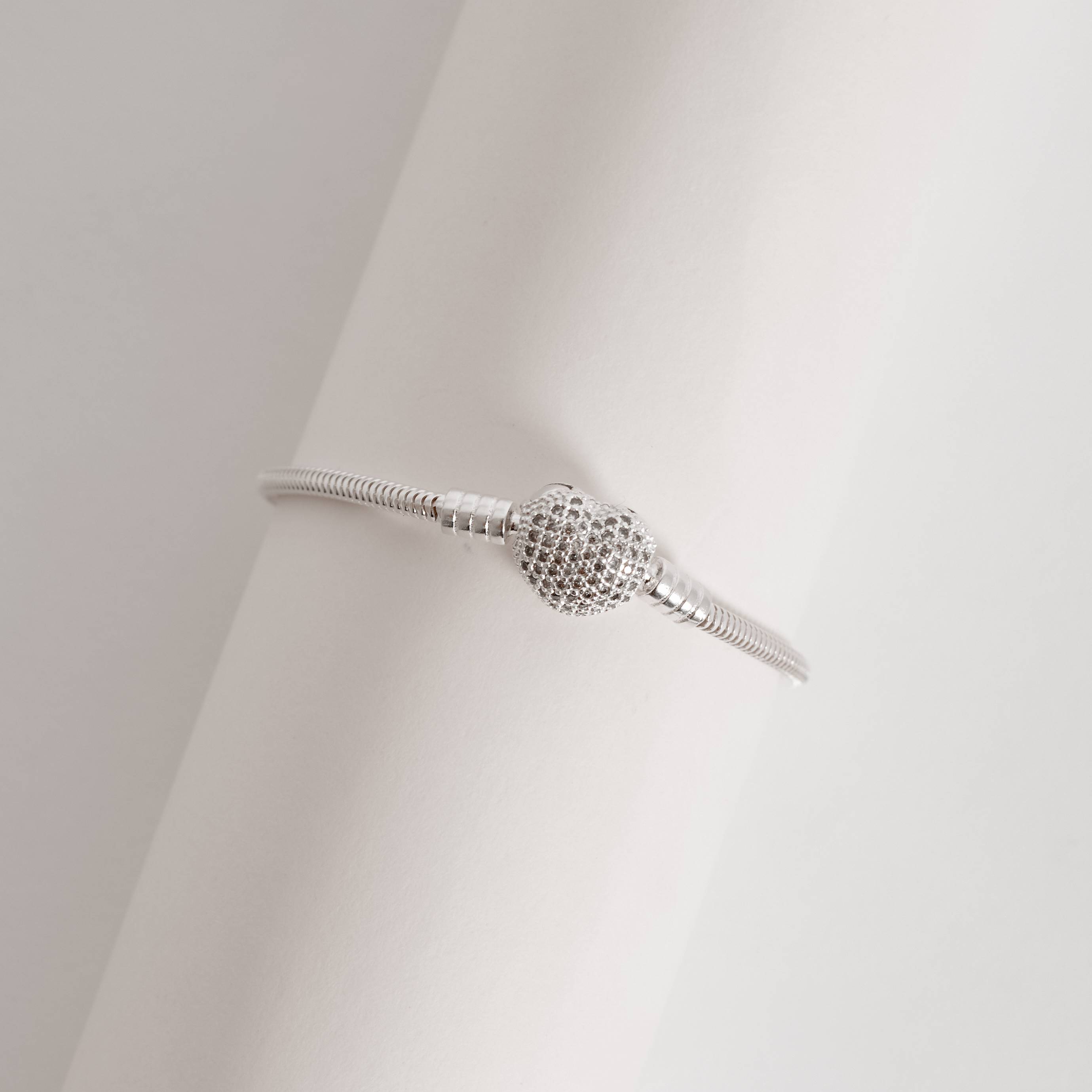 Pulseira para berloques 2.4 fecho coração cravejado