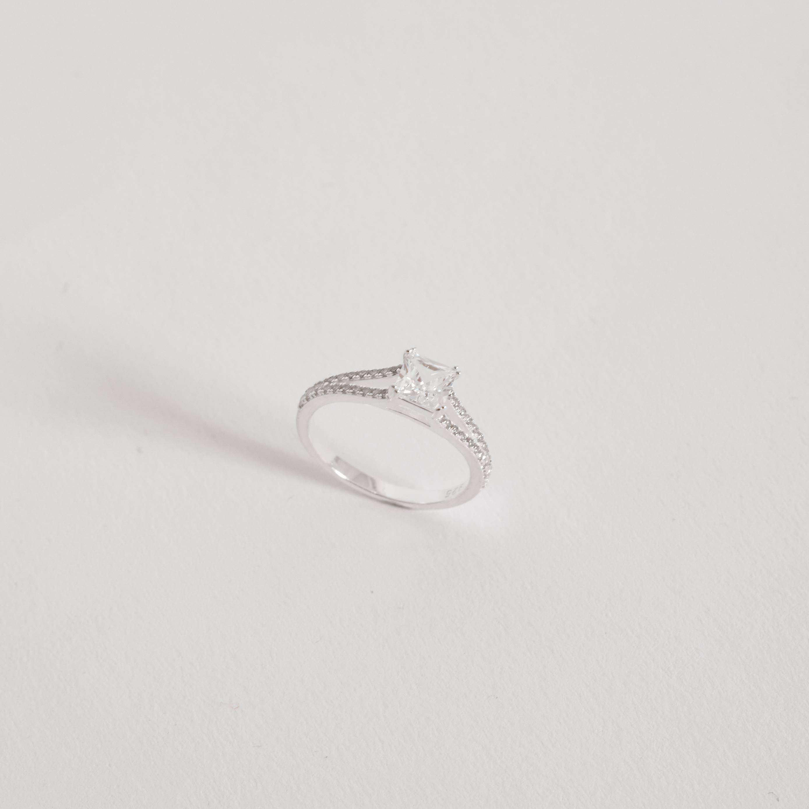 Imagem Anel solitário zircônia quadrada 5mm com fio duplo cravejado