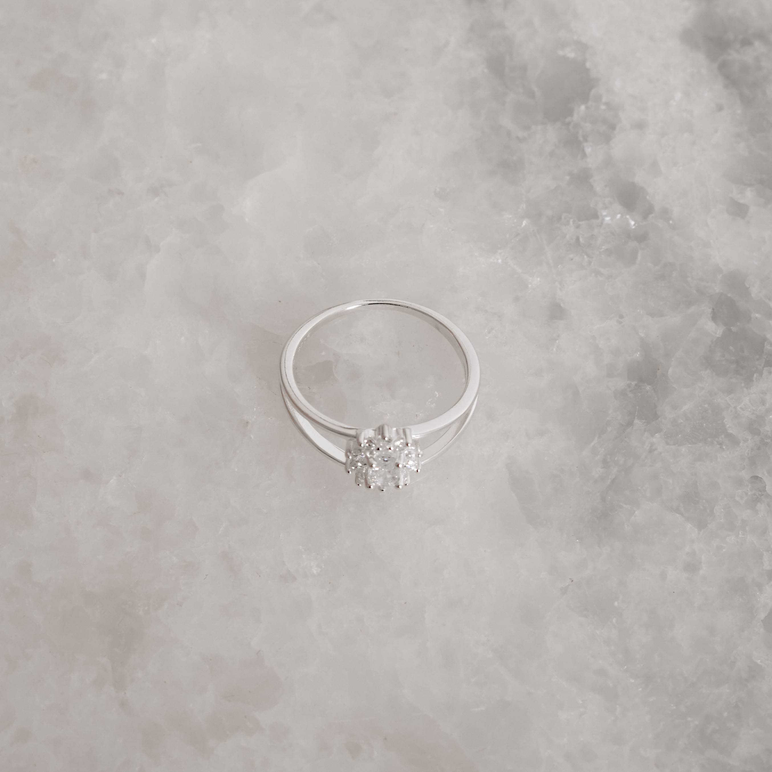 Imagem Anel fio duplo zircônia oval com cravejado