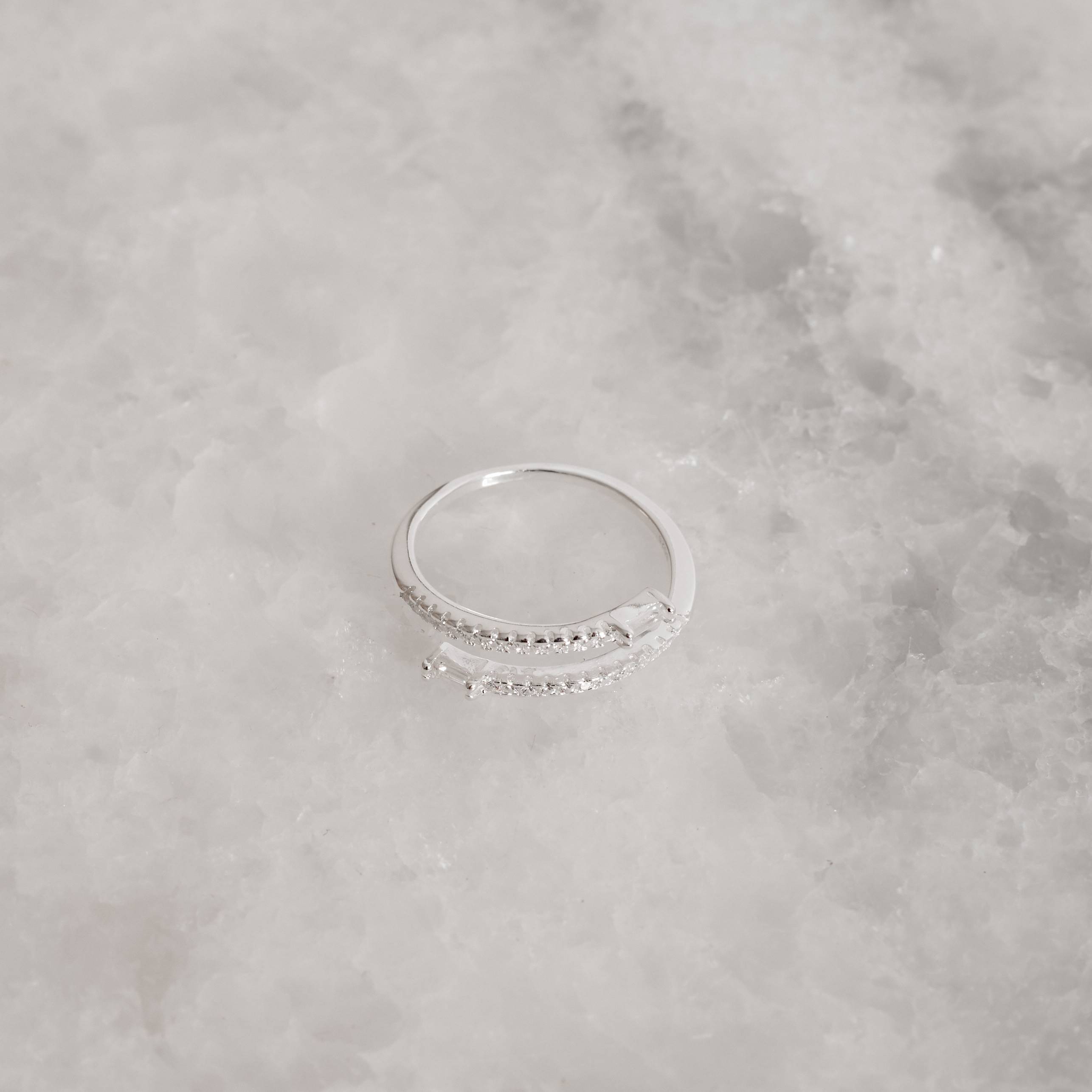 Imagem Secundária Anel aberto 2 pontas cravejadas