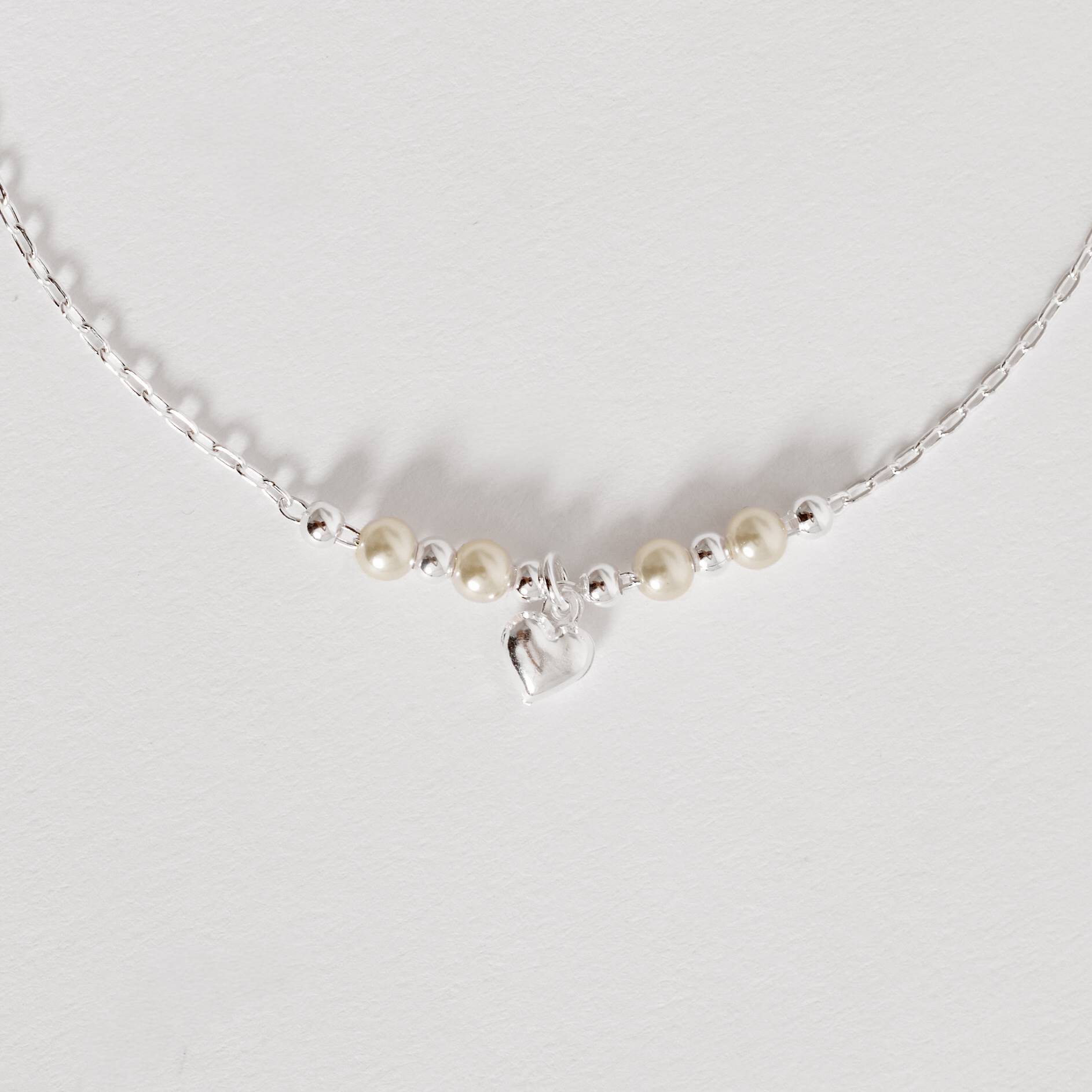 Pulseira entremeio bolas e pérolas com pingente coração 6mm 19cm