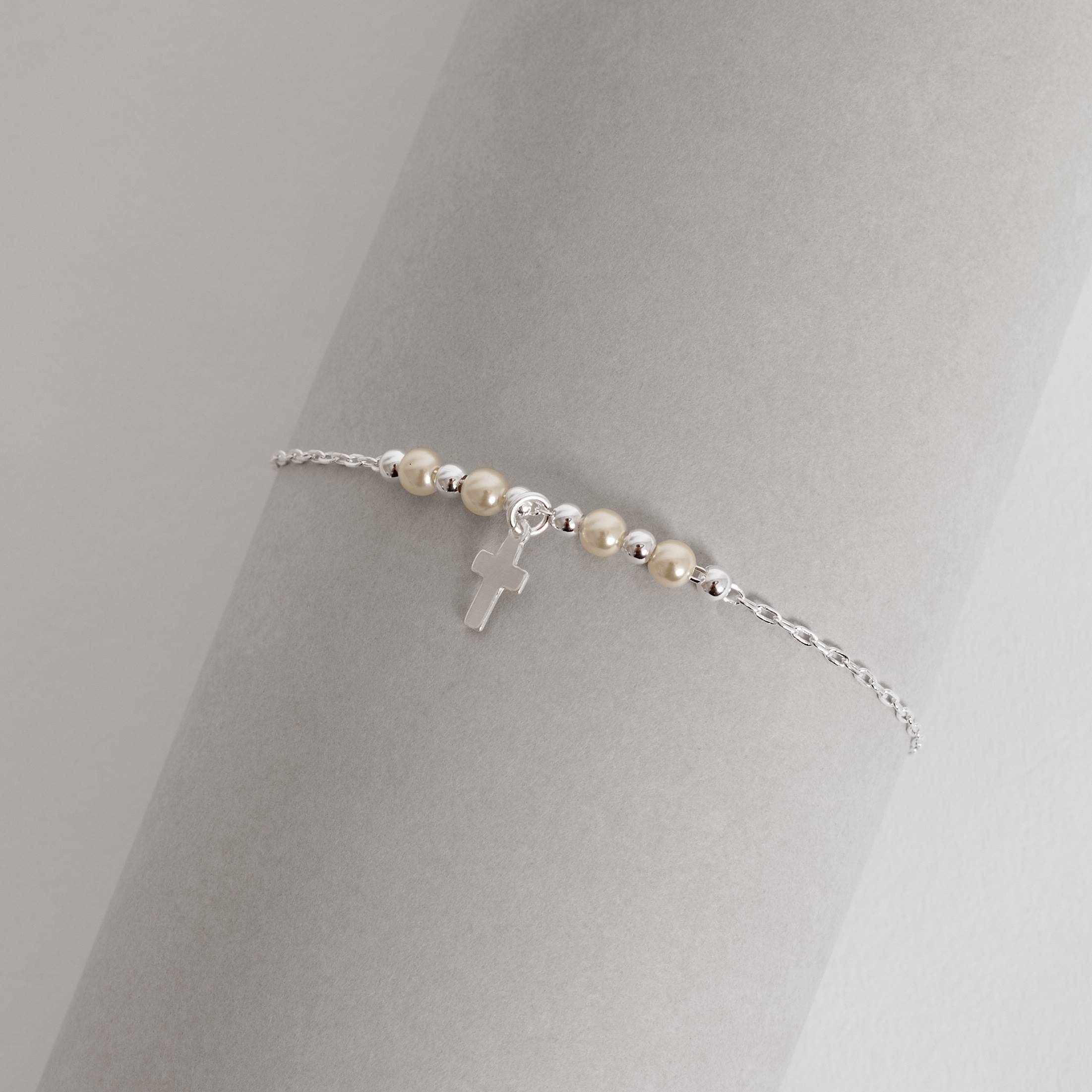 Imagem Secundária Pulseira entremeio bolas e pérolas com pingente cruz 8mm 19cm