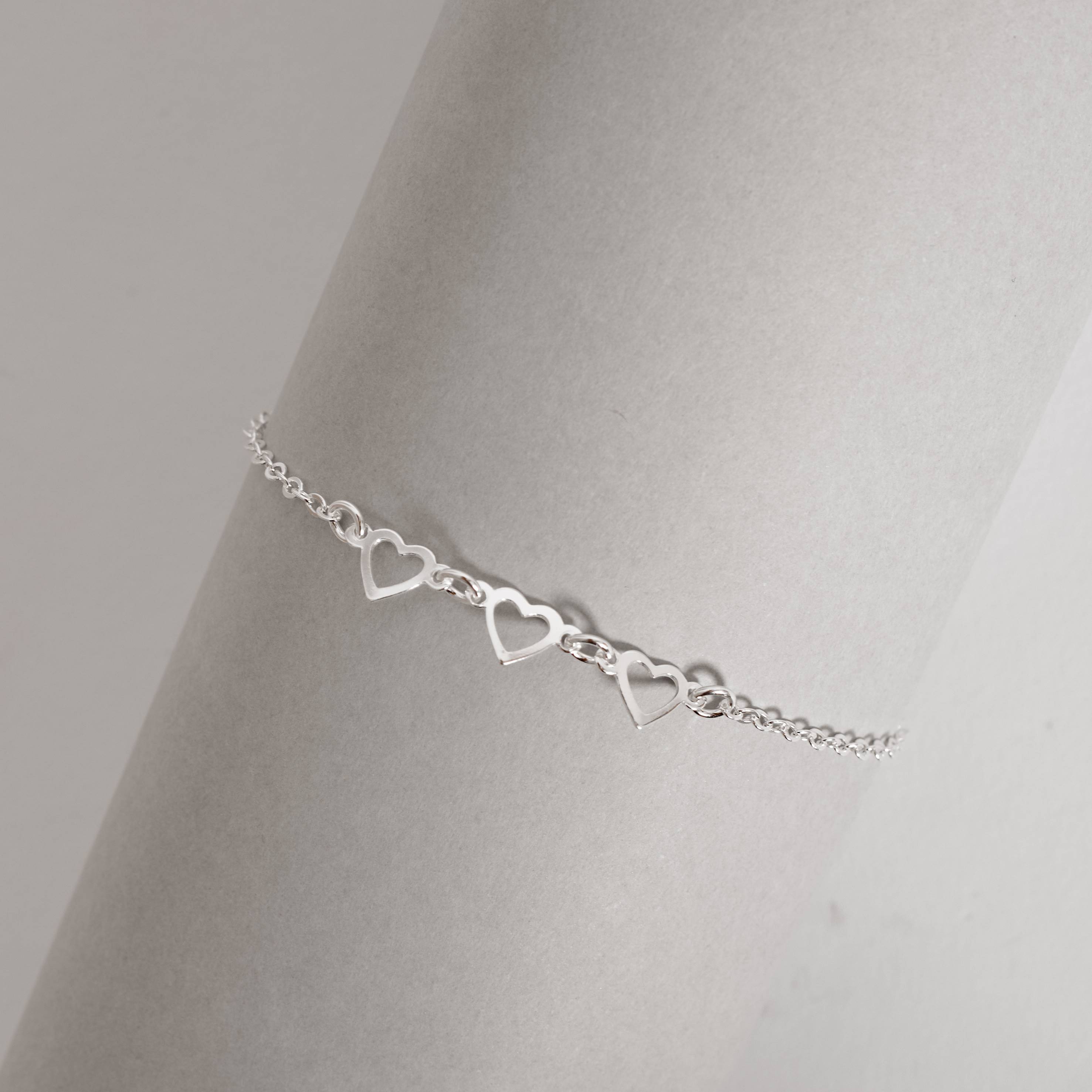 Imagem Secundária Pulseira entremeio corações vazados 6mm corrente cadeado 19cm