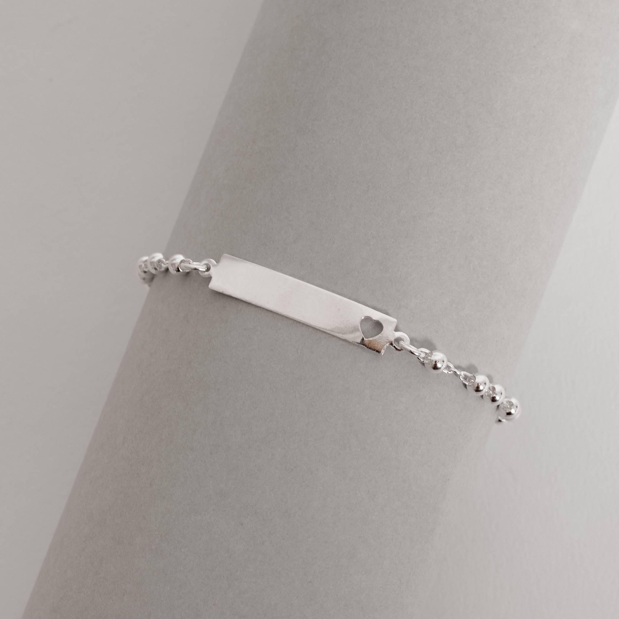 Imagem Secundária Pulseira infantil placa com coração vazado e bolas 16cm