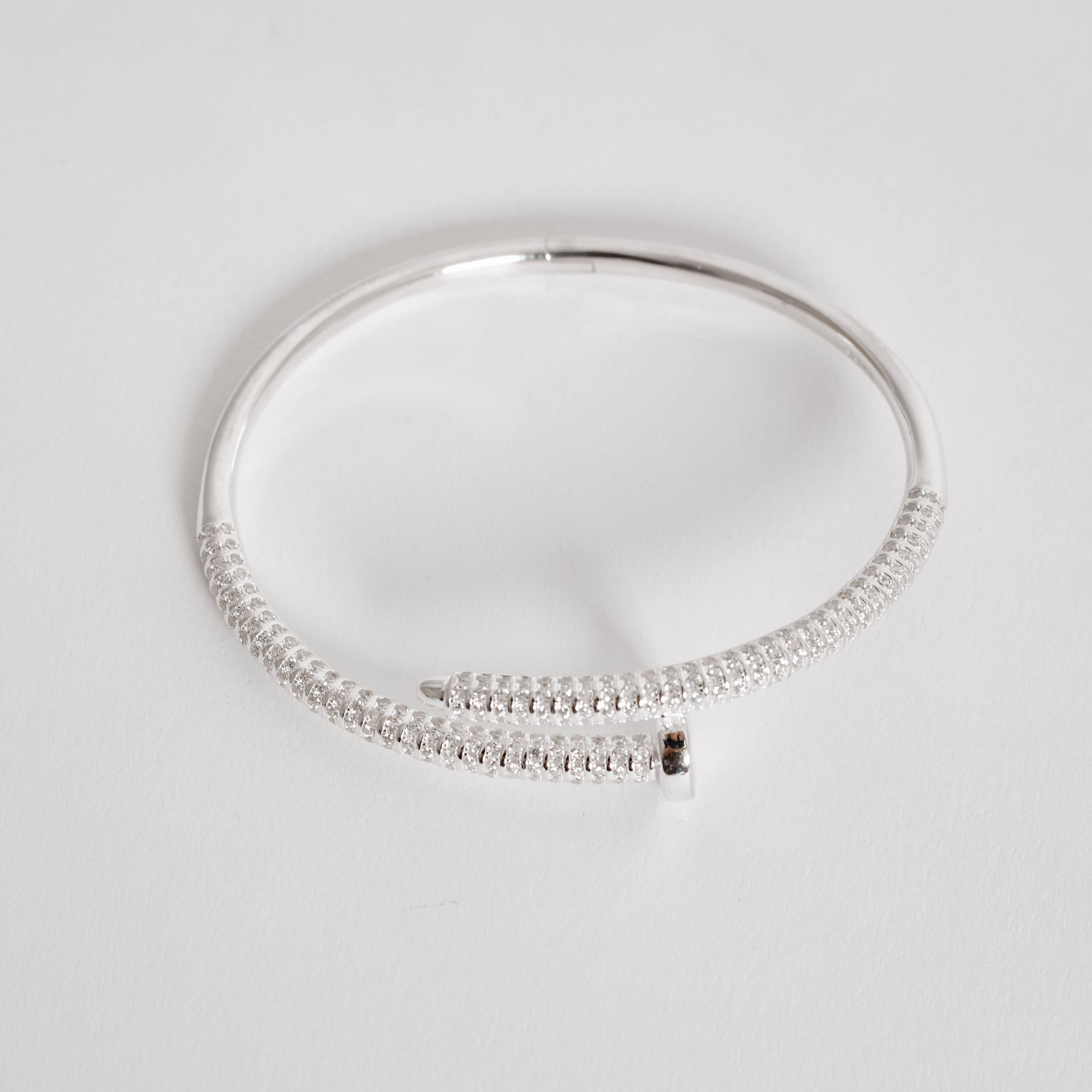 Bracelete pesado prego cravejado