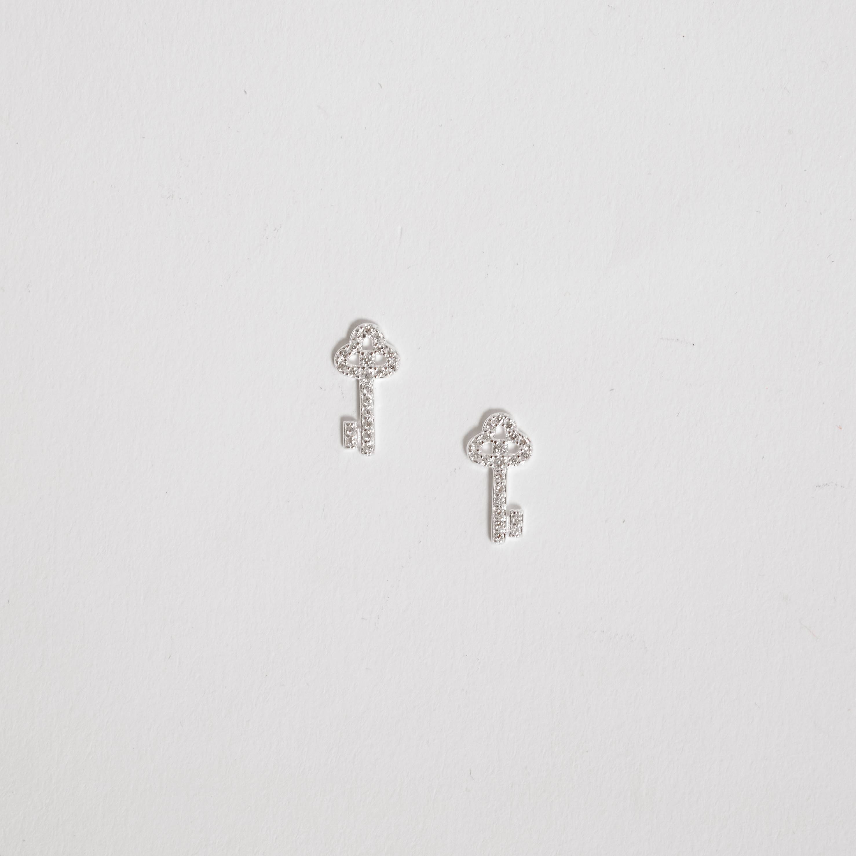 Brinco chave cravejada 13mm