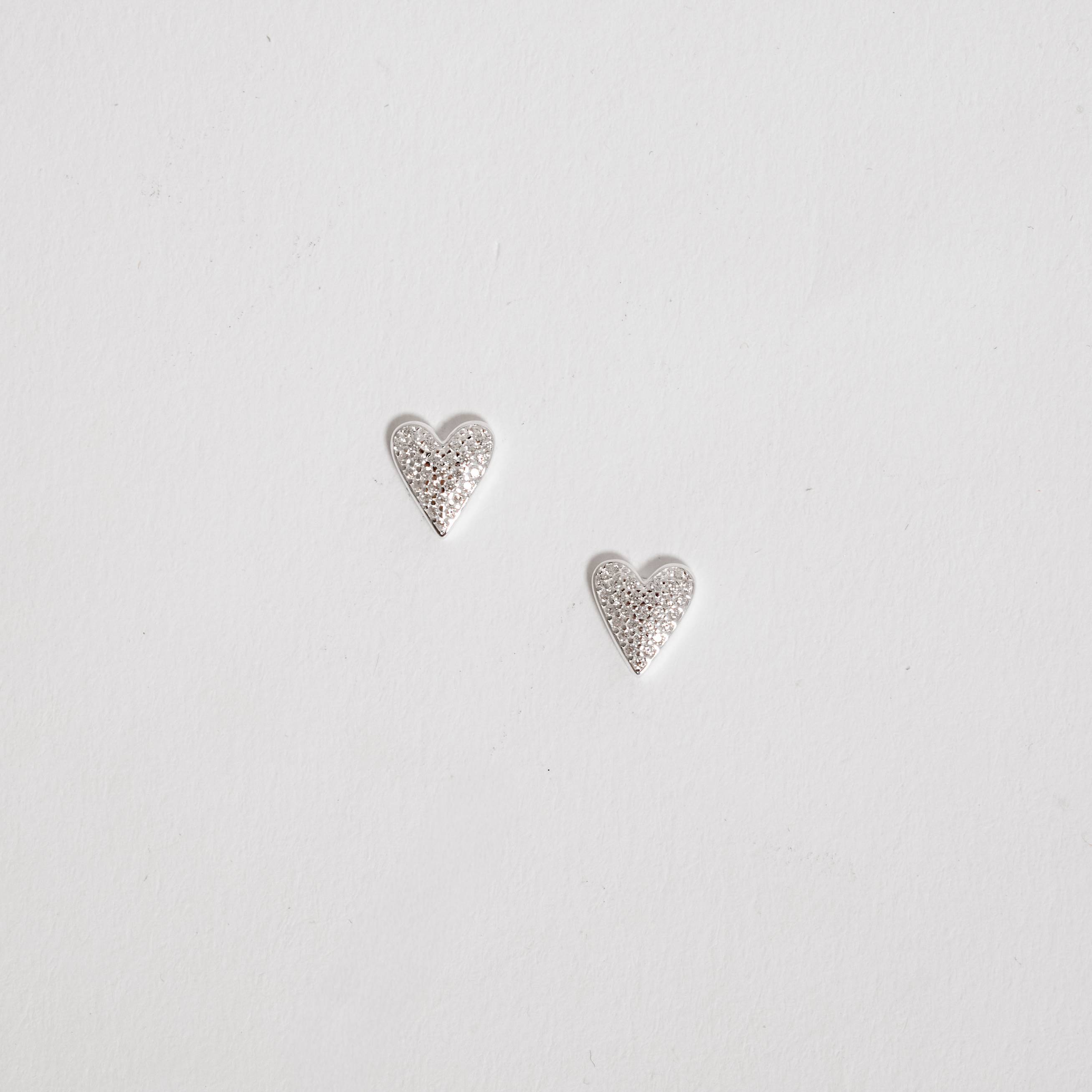 Brinco coração alongado cravejado 8mm