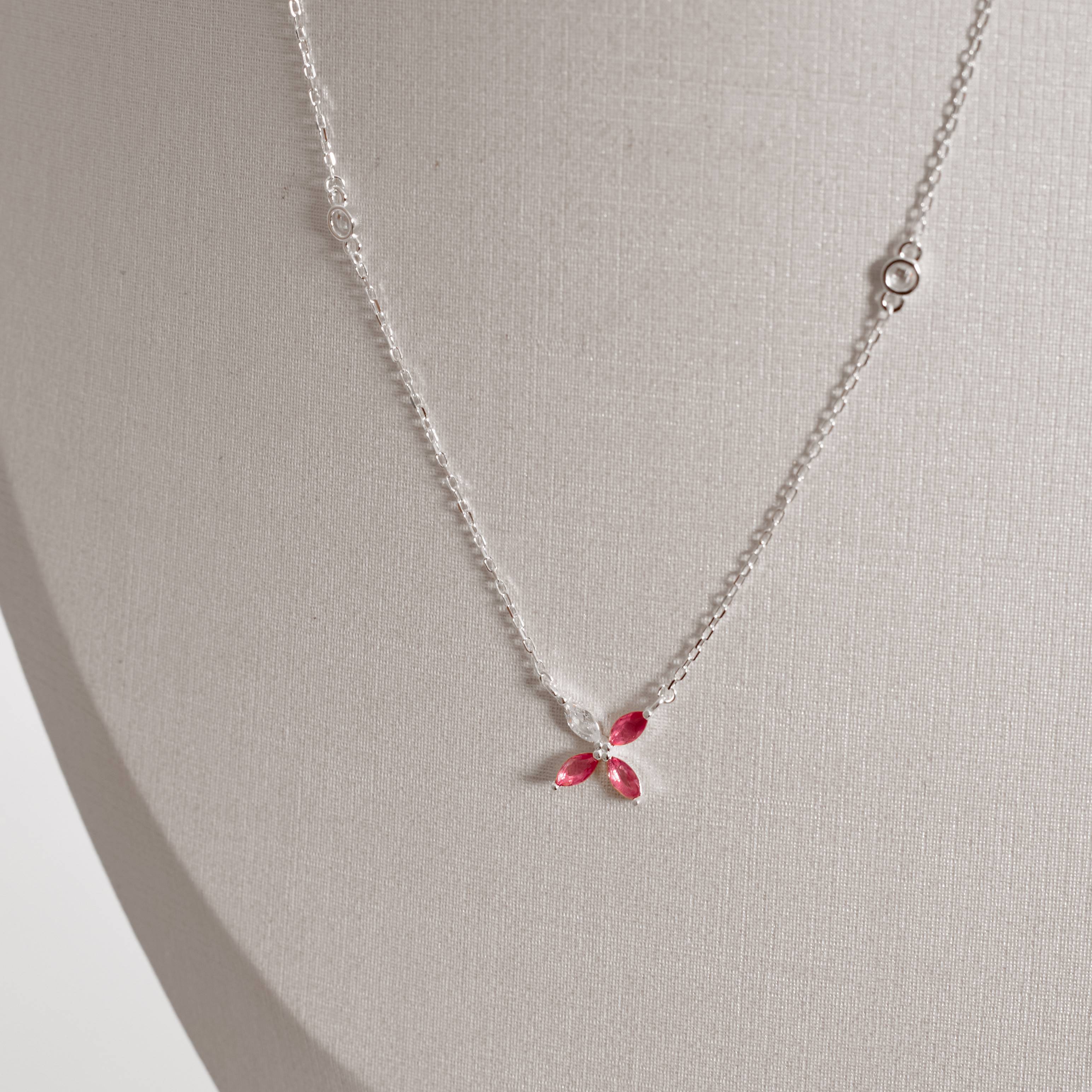 Imagem Secundária Colar entremeios zircônias e flor cristal e rubi 9mm corrente cadeado 40+5cm