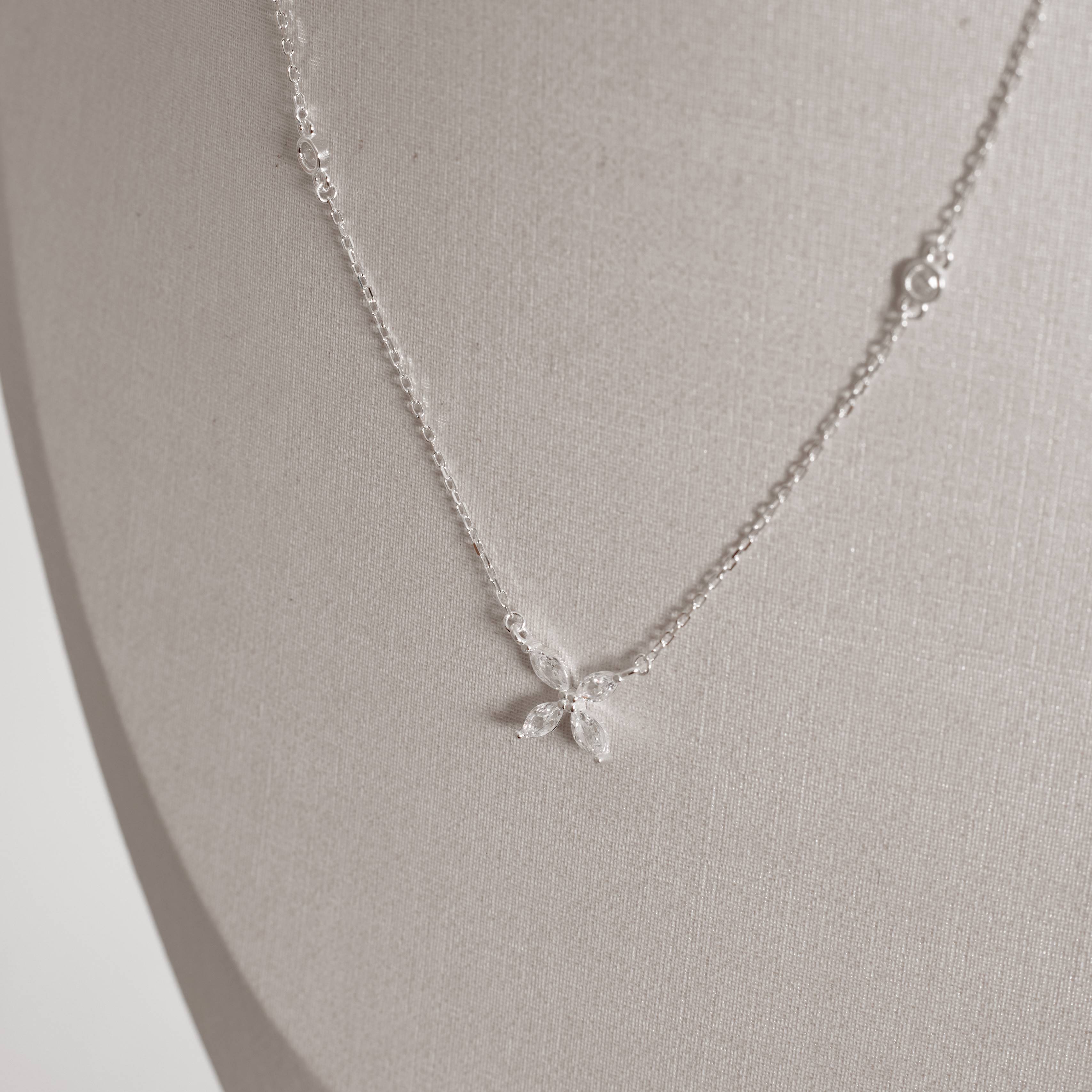 Colar entremeios zircônias e flor 9mm corrente cadeado 40+5cm